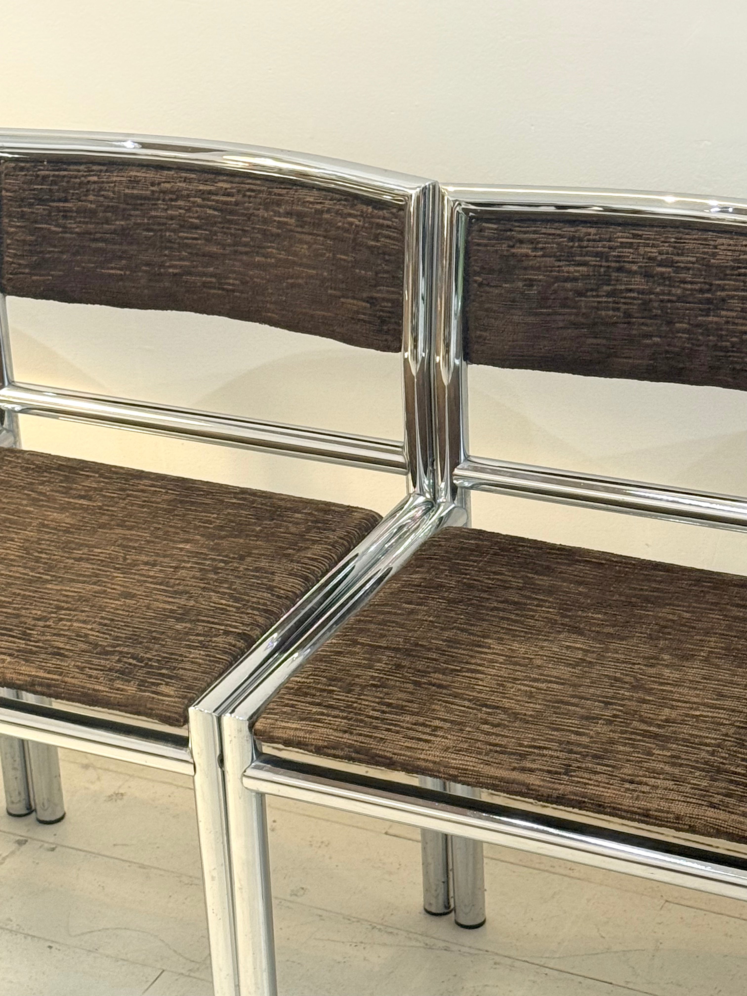 Quatre chaises tubulaires chrome et velours, 1970s