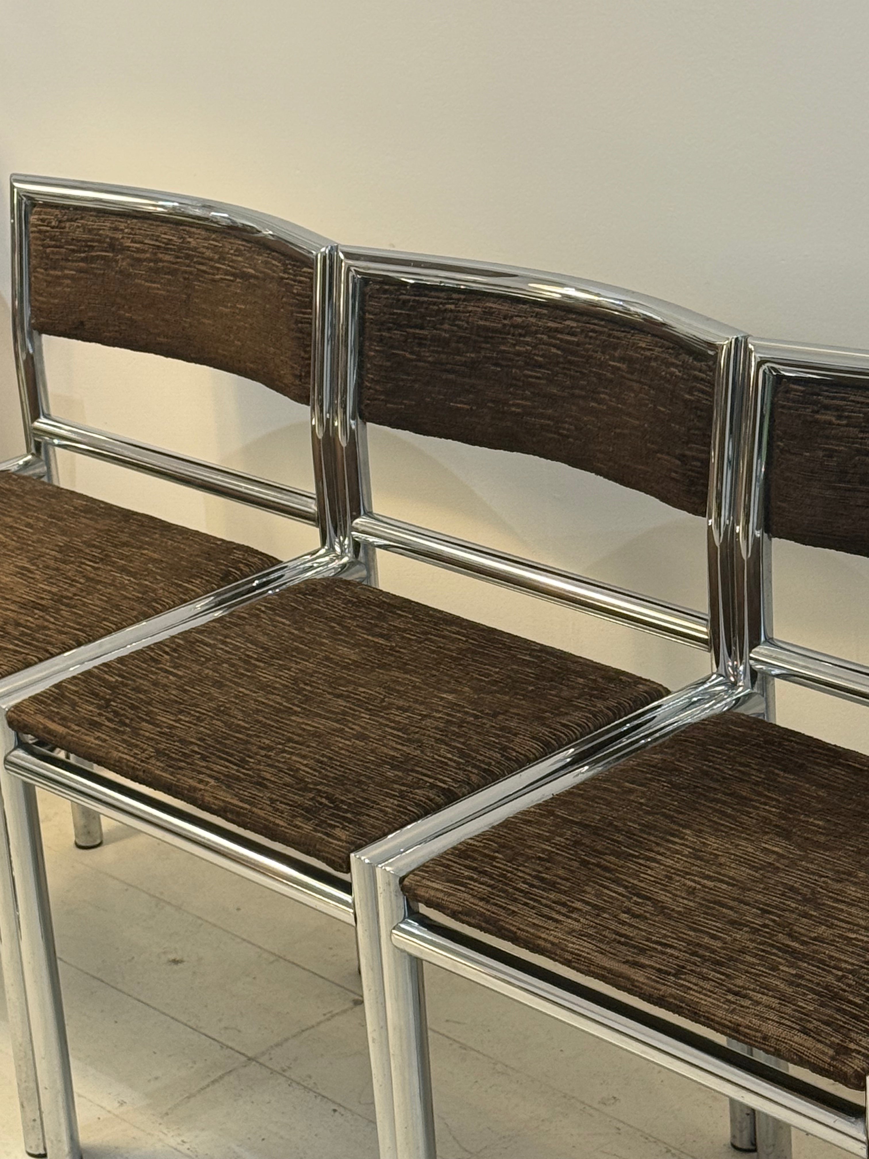 Quatre chaises tubulaires chrome et velours, 1970s