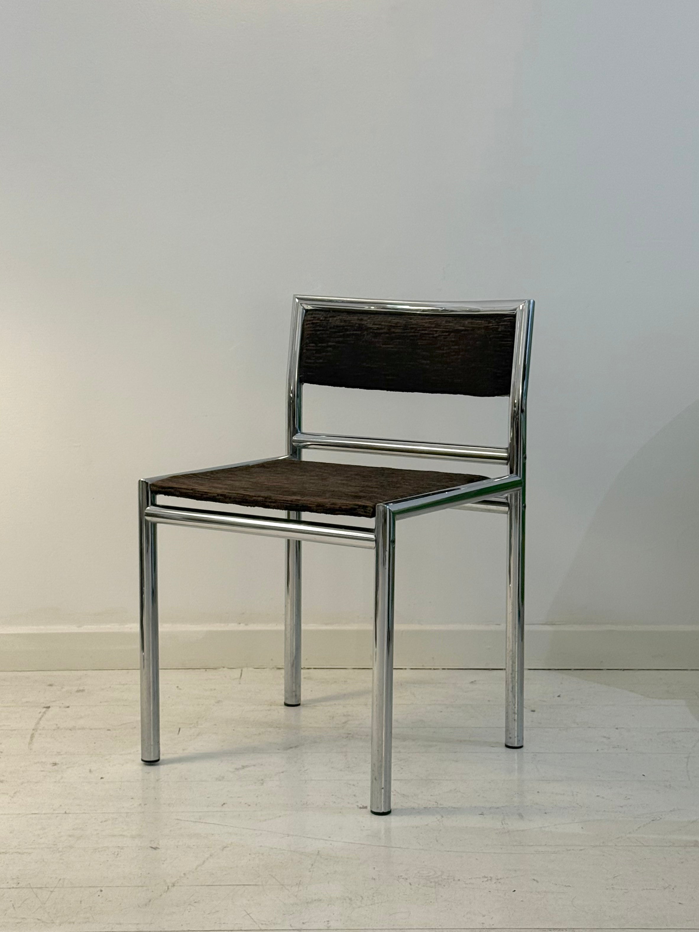 Quatre chaises tubulaires chrome et velours, 1970s