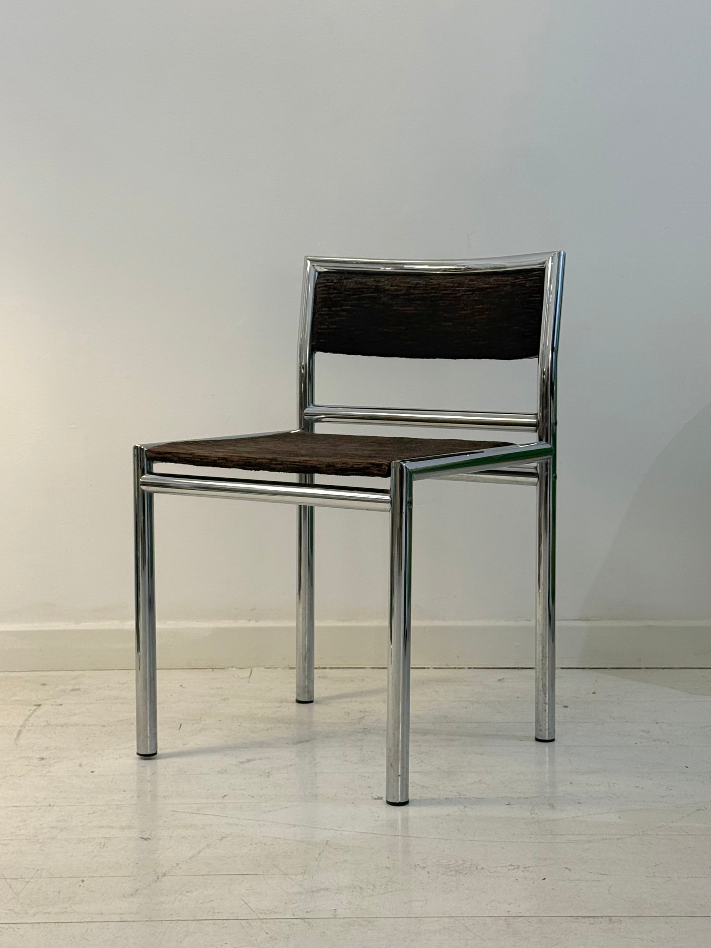 Quatre chaises tubulaires chrome et velours, 1970s