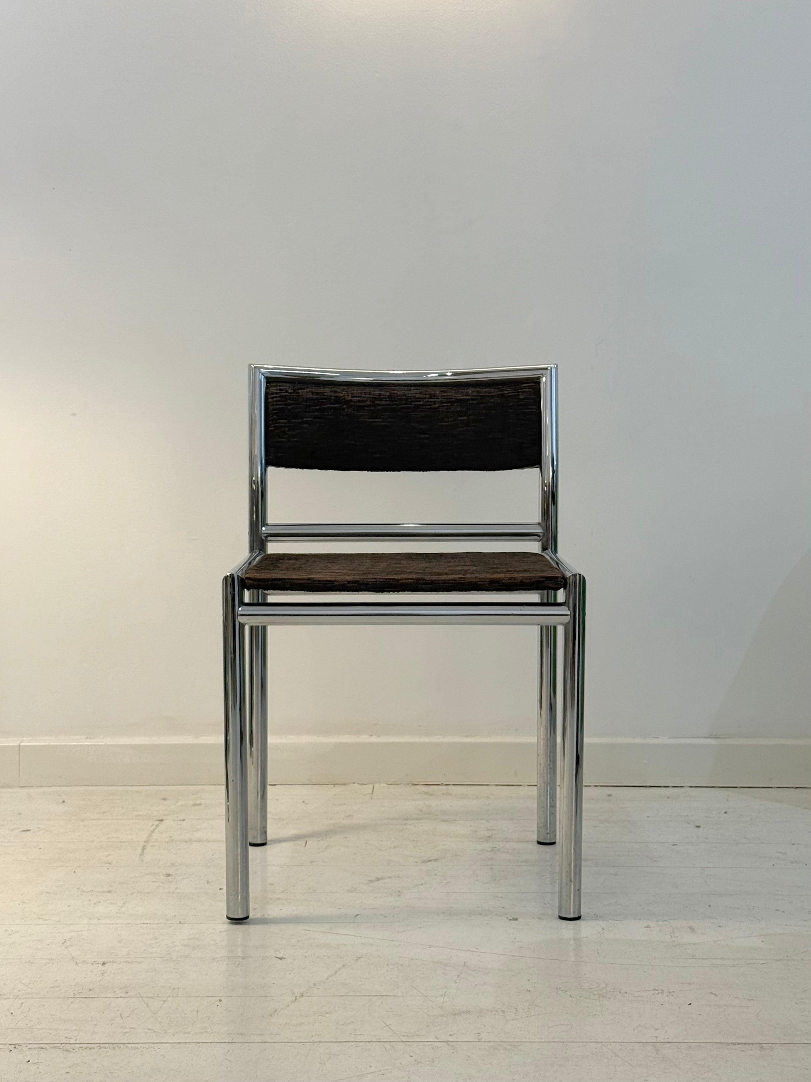 Quatre chaises tubulaires chrome et velours, 1970s