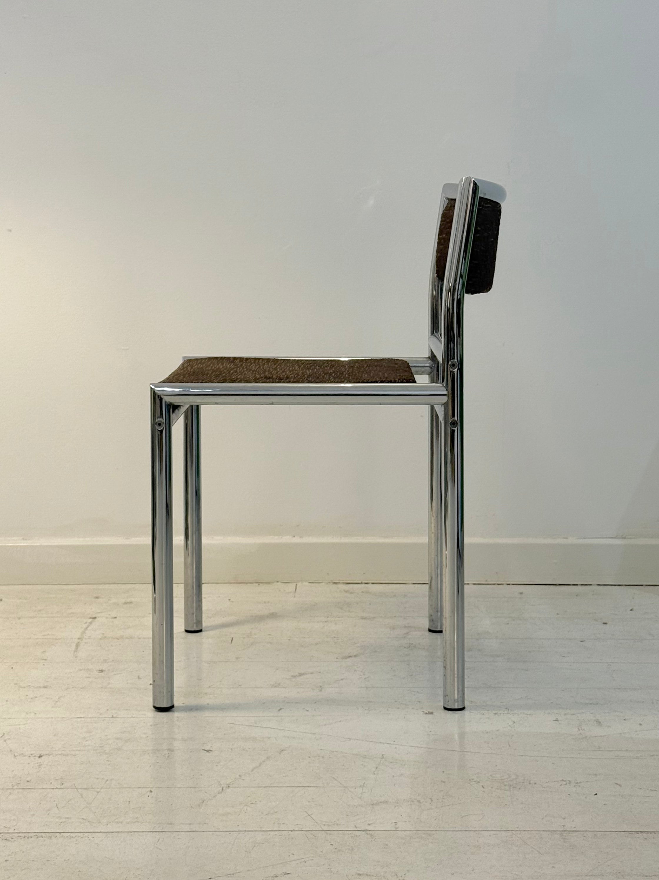 Quatre chaises tubulaires chrome et velours, 1970s