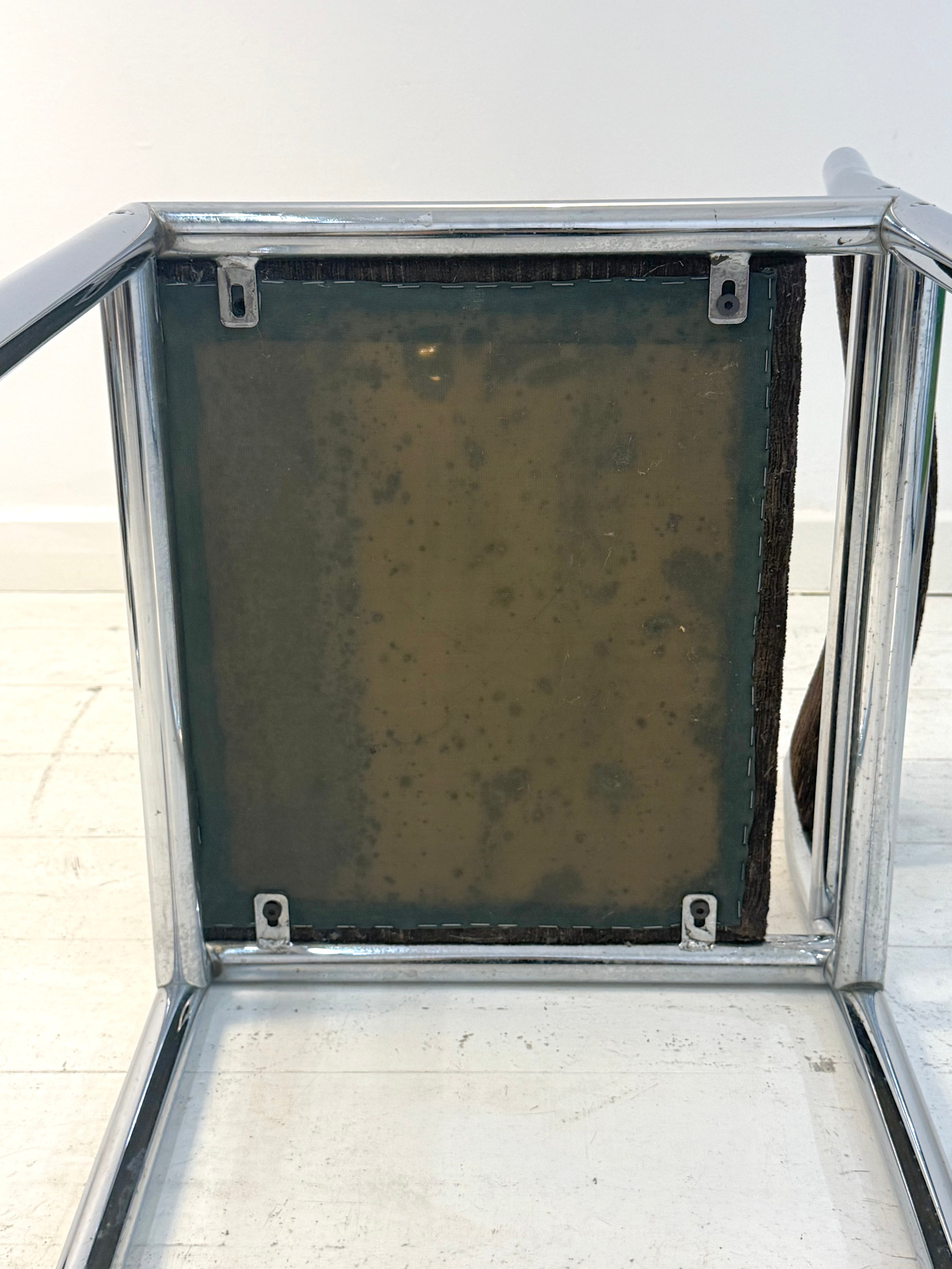 Quatre chaises tubulaires chrome et velours, 1970s