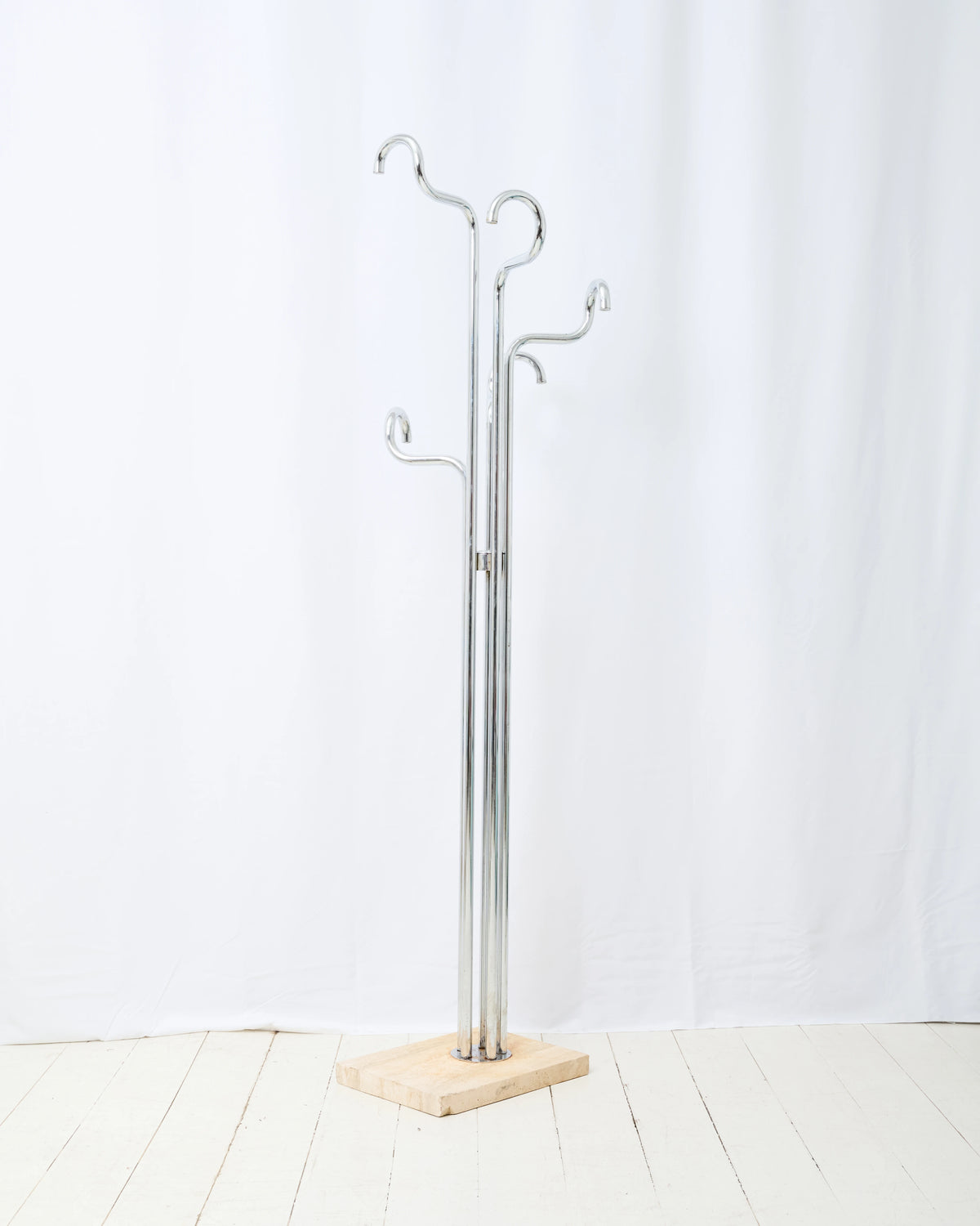 Porte-manteau en chrome et travertin, Italie, 1970s