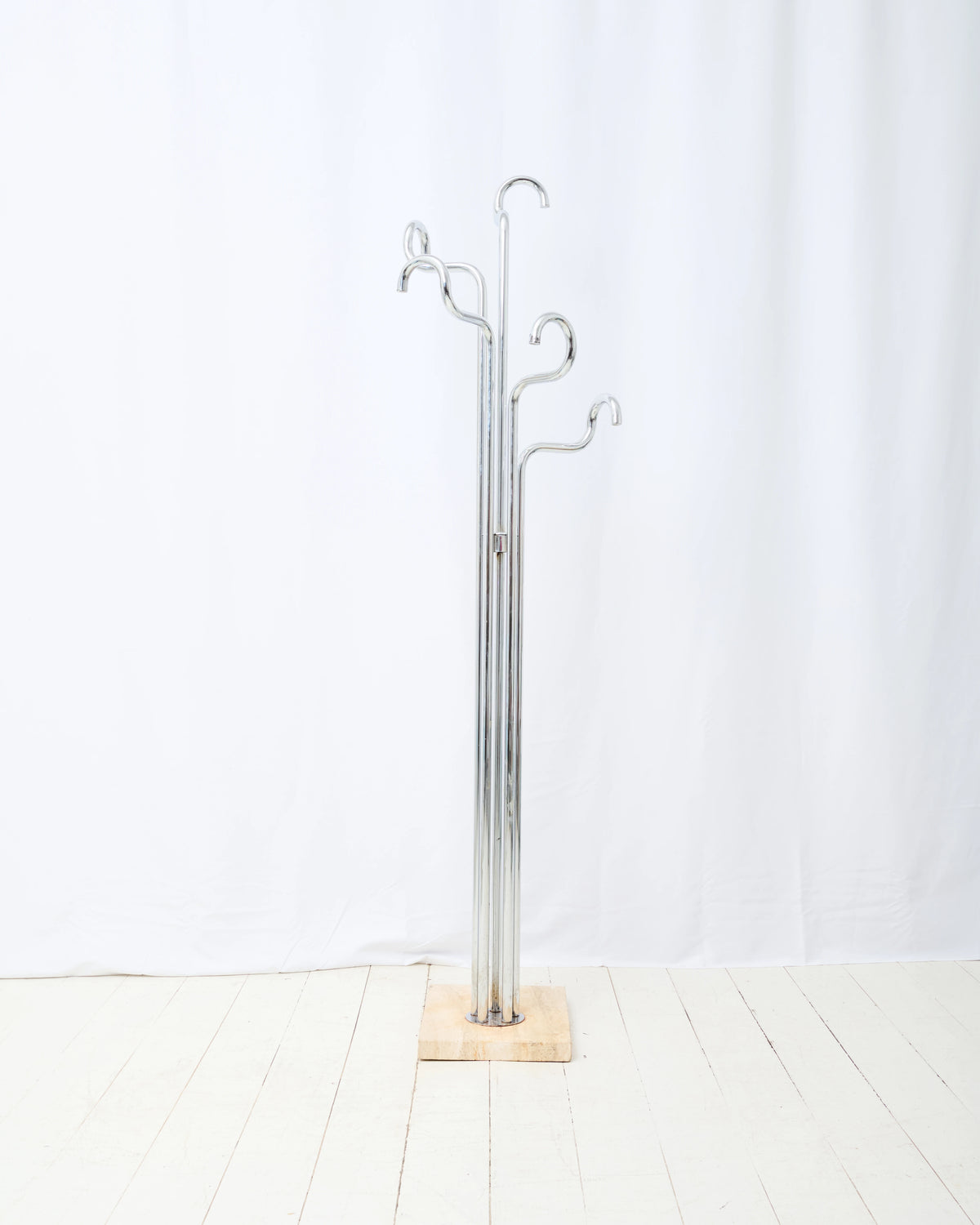 Porte-manteau en chrome et travertin, Italie, 1970s