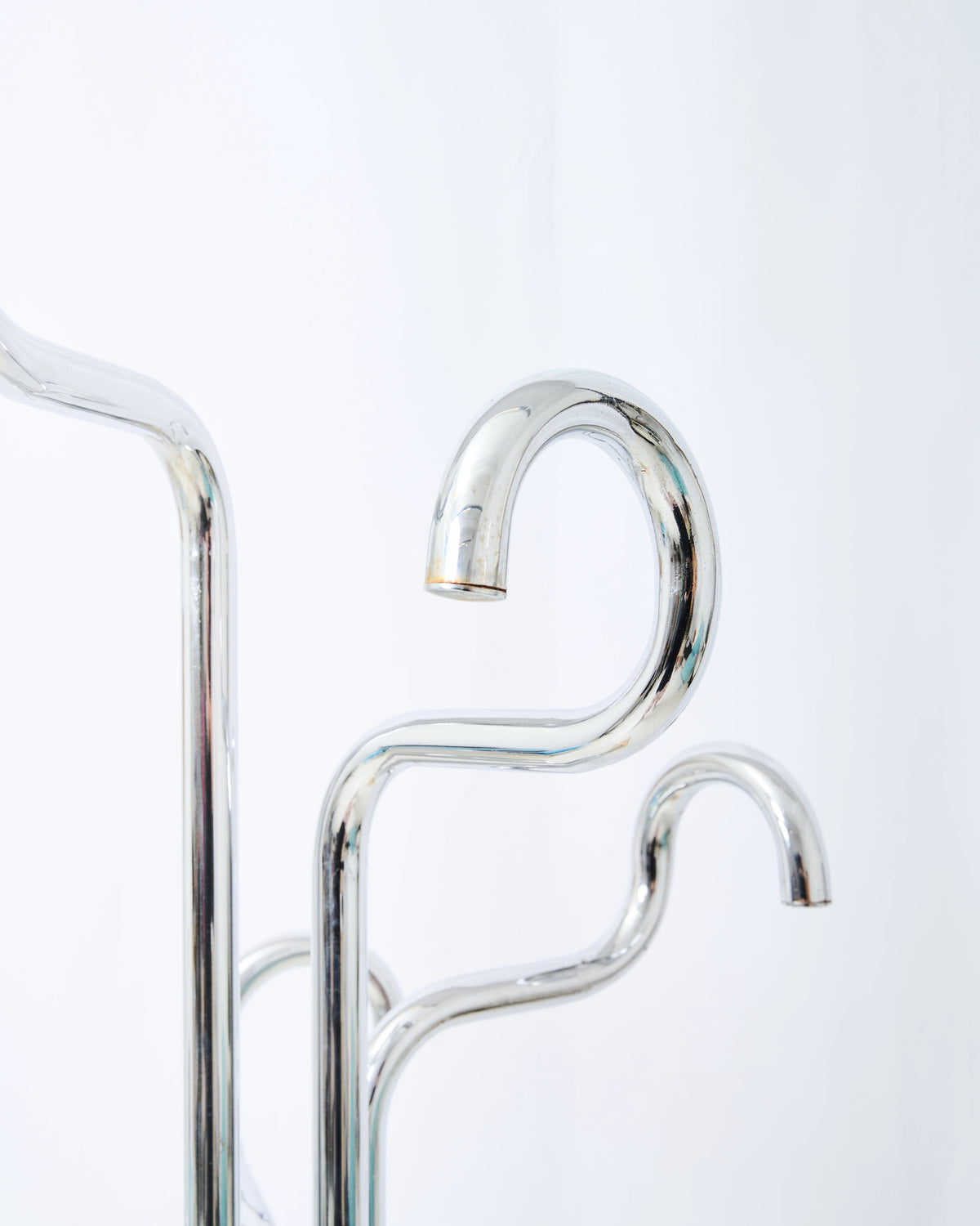 Porte-manteau en chrome et travertin, Italie, 1970s