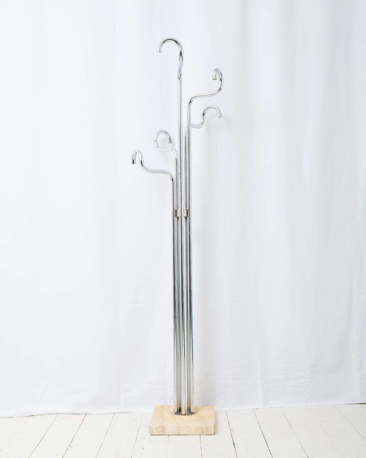 Porte-manteau en chrome et travertin, Italie, 1970s