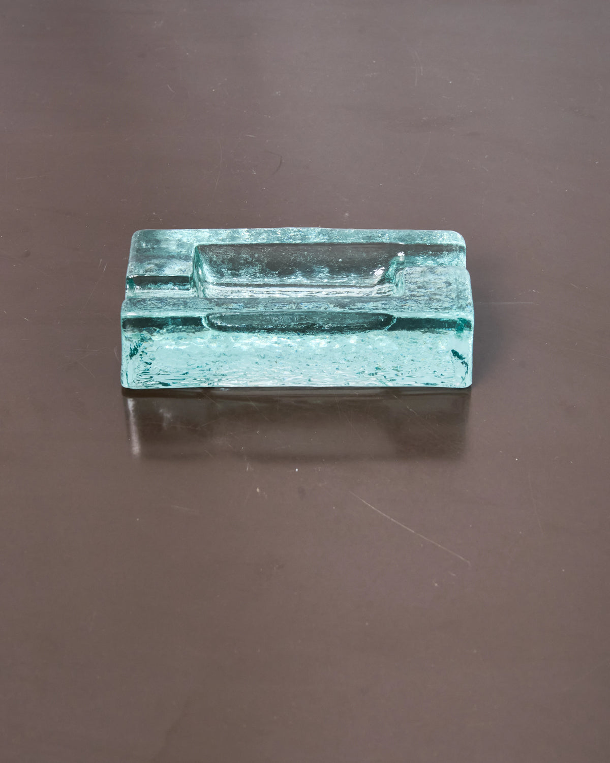 Cendrier moderniste en verre texturé bleuté, 1970s