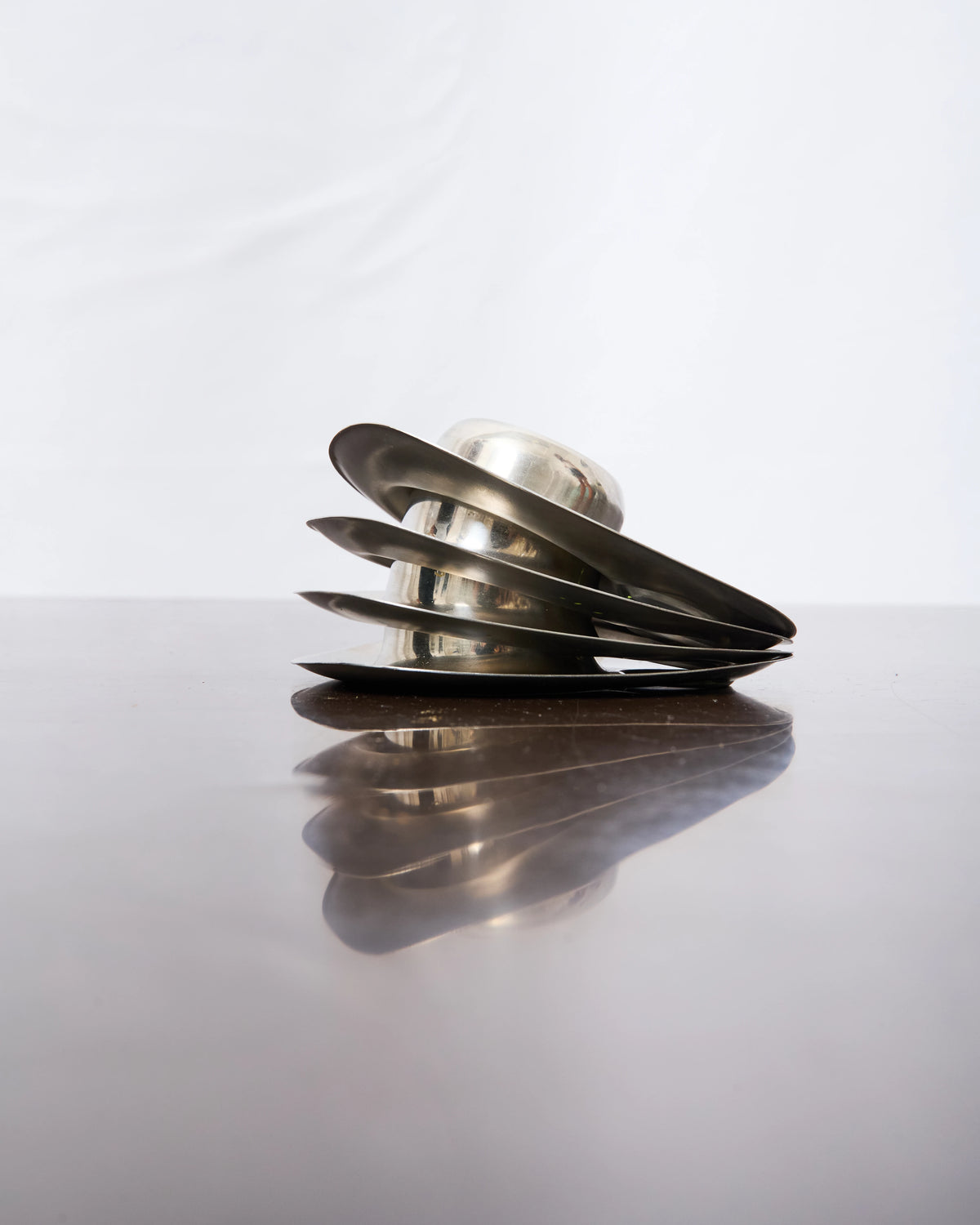 Coquetier triangulaire avec repose cuillère (1 sur 4), Space Age en inox, 1970s