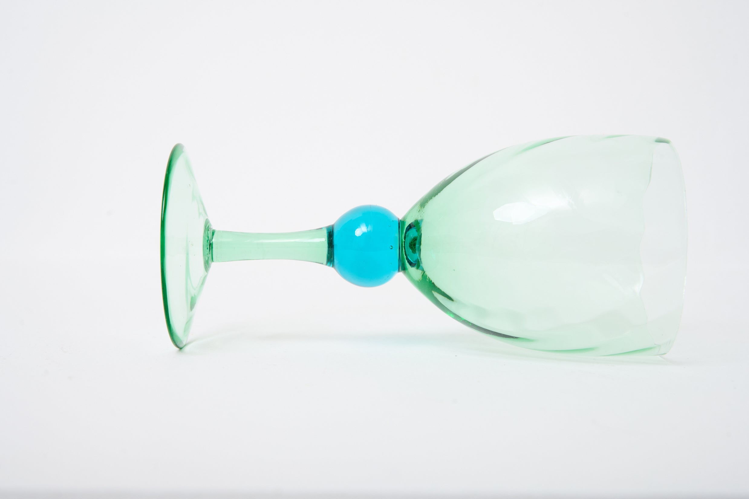 Cinq verres à pied bicolores, 1960