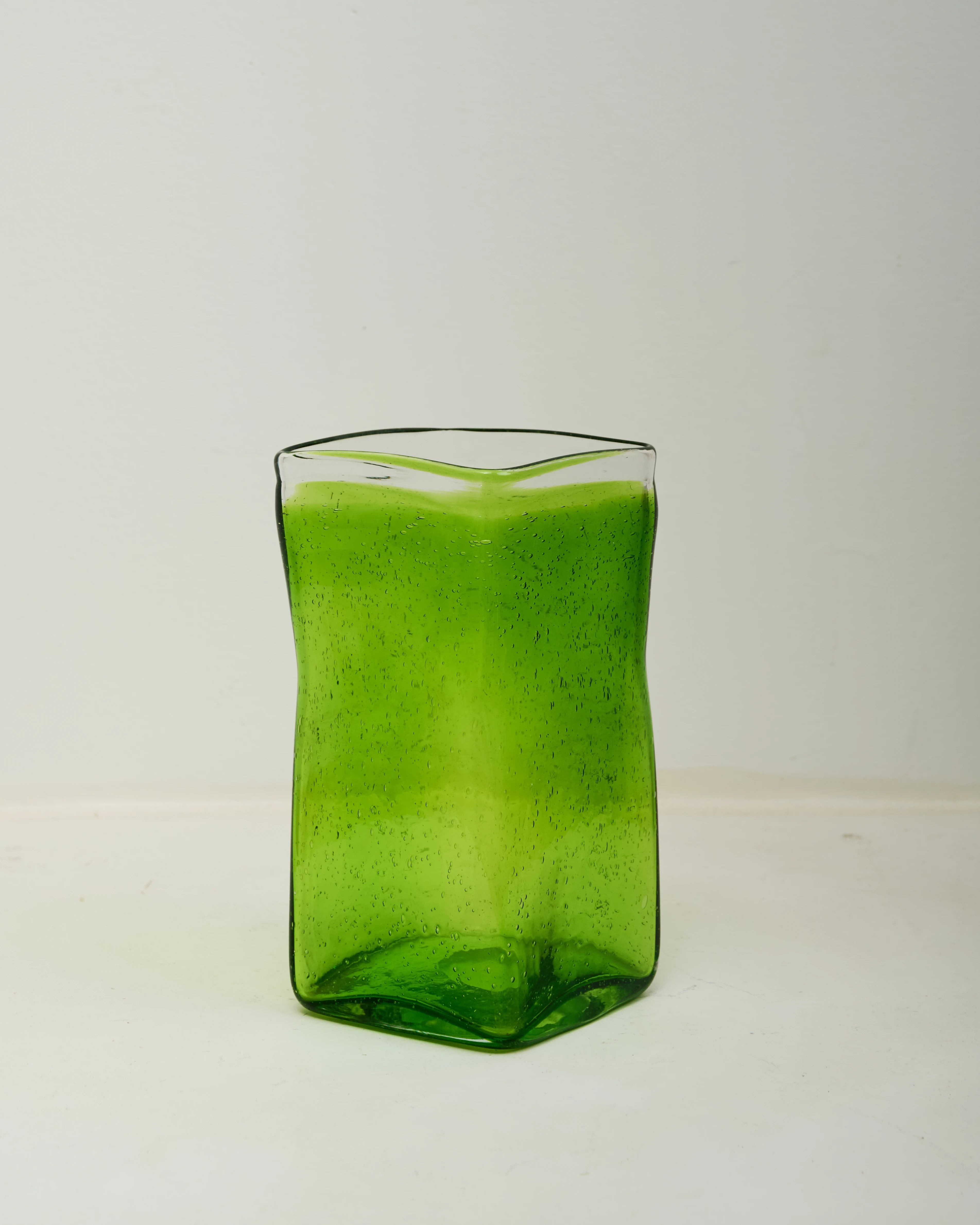 Vase carré en verre bullé vert et transparent, 1970s