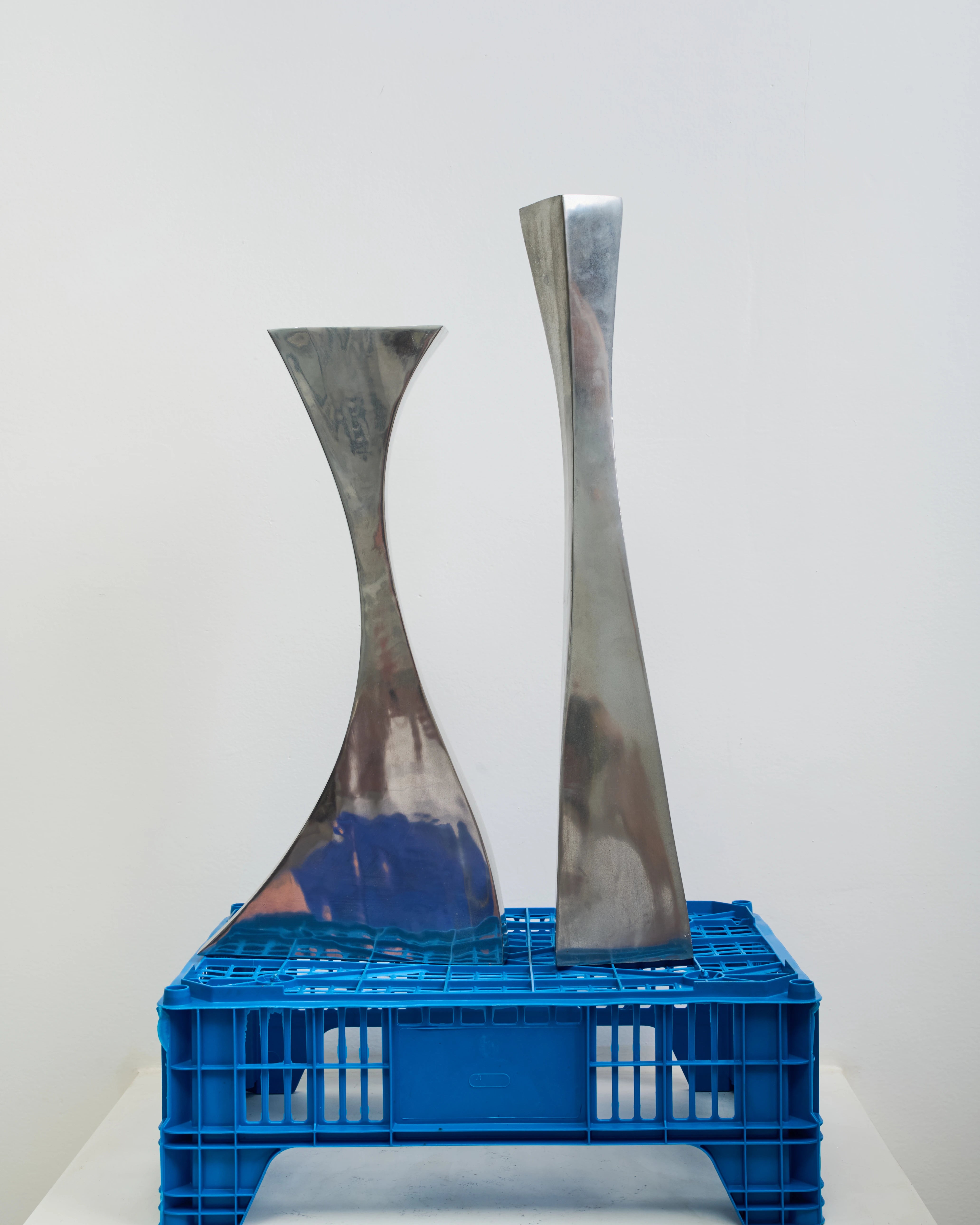 Vase haut "Vague" en fonte d’aluminium #1, Italie, 1970-1980s