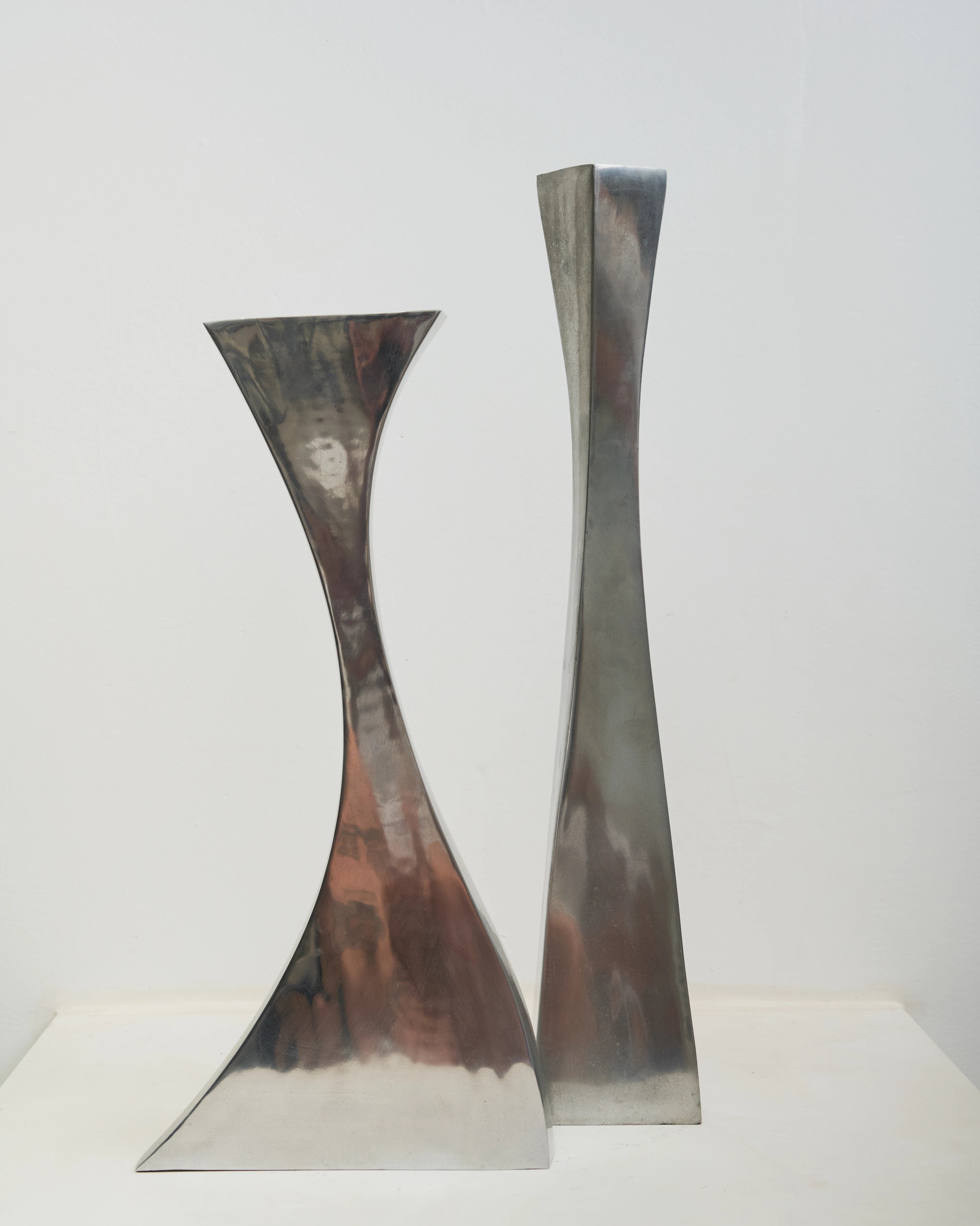 Vase haut "Vague" en fonte d’aluminium #1, Italie, 1970-1980s
