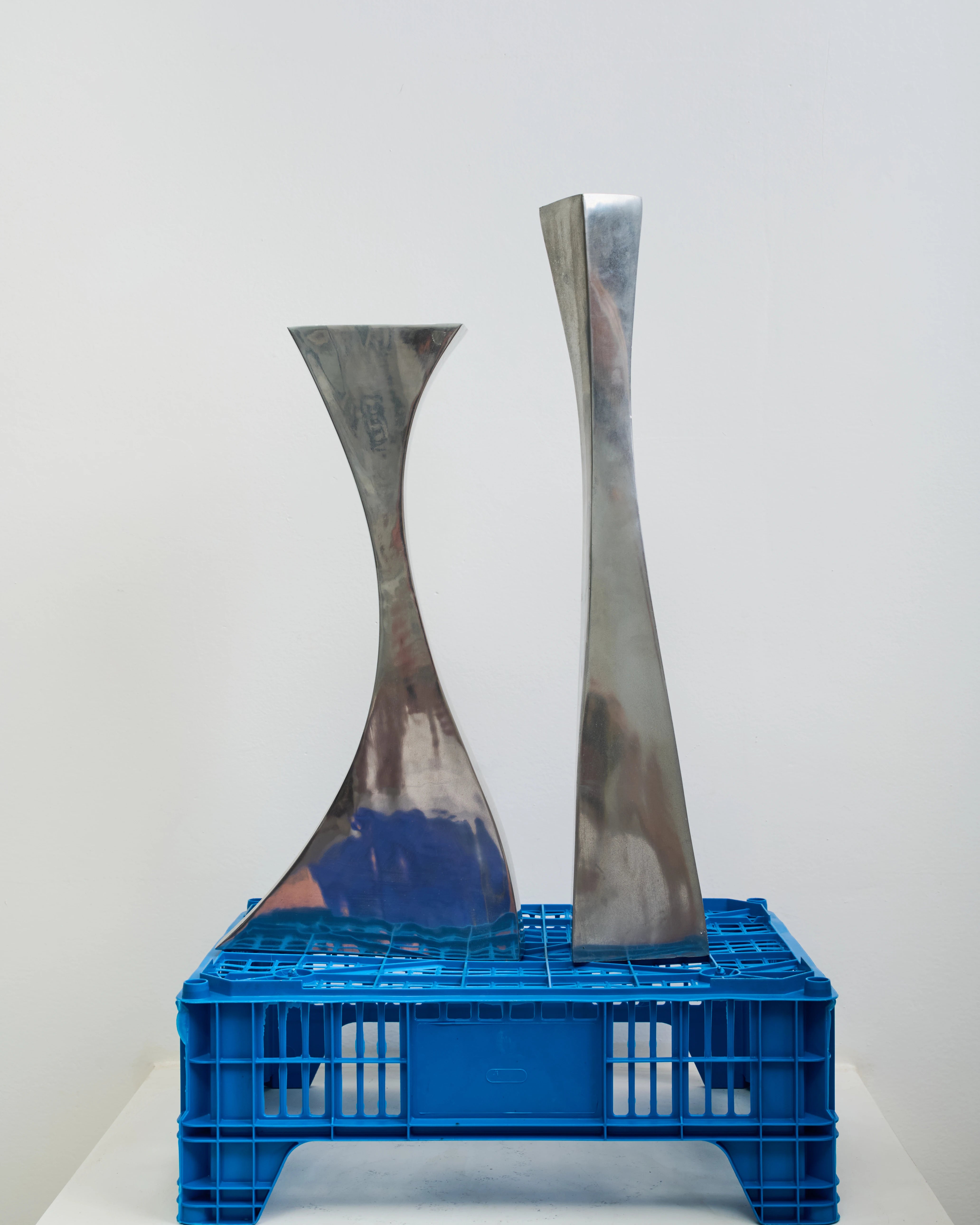 Vase haut "Vague" en fonte d’aluminium #1, Italie, 1970-1980s