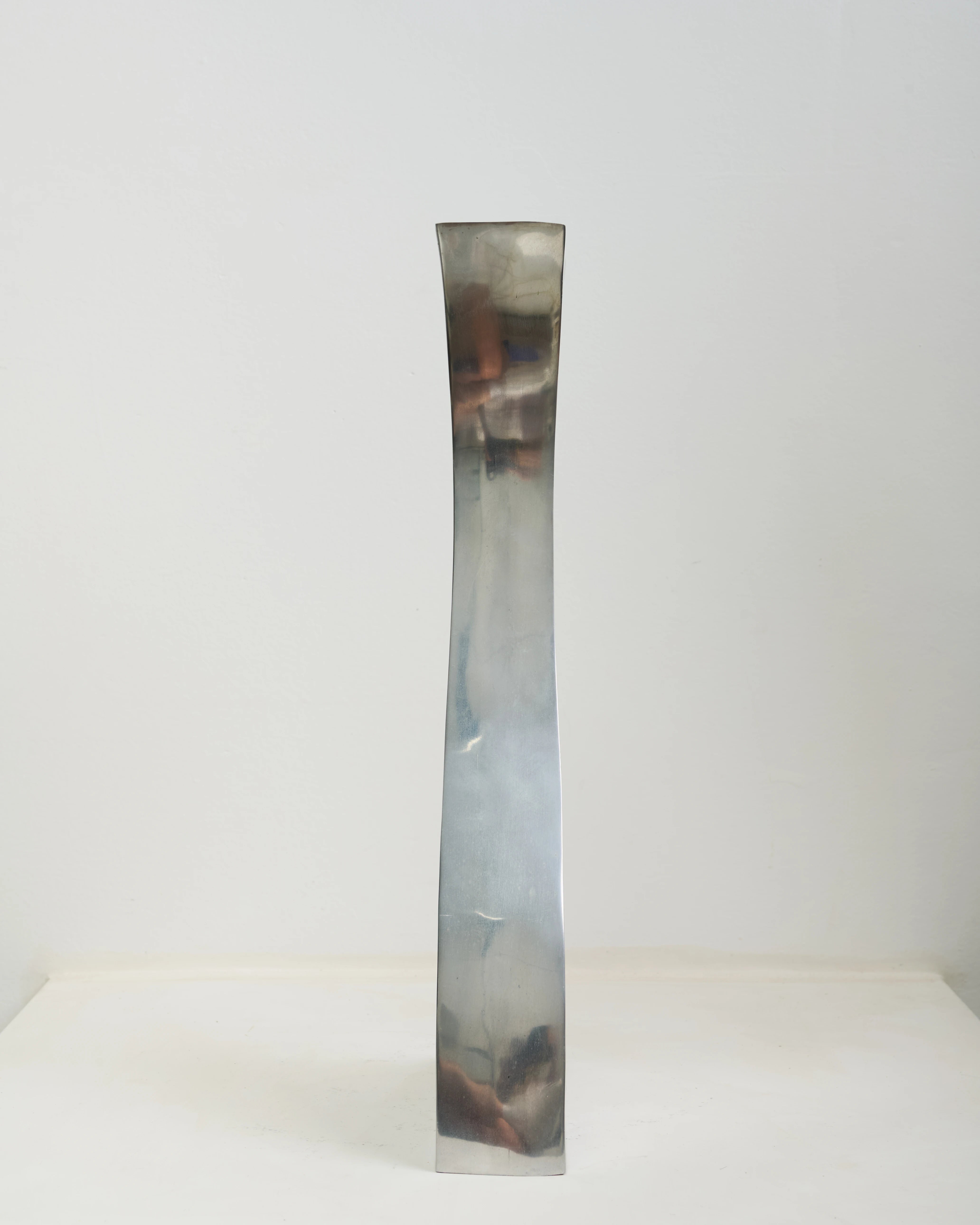 Vase haut "Vague" en fonte d’aluminium #1, Italie, 1970-1980s