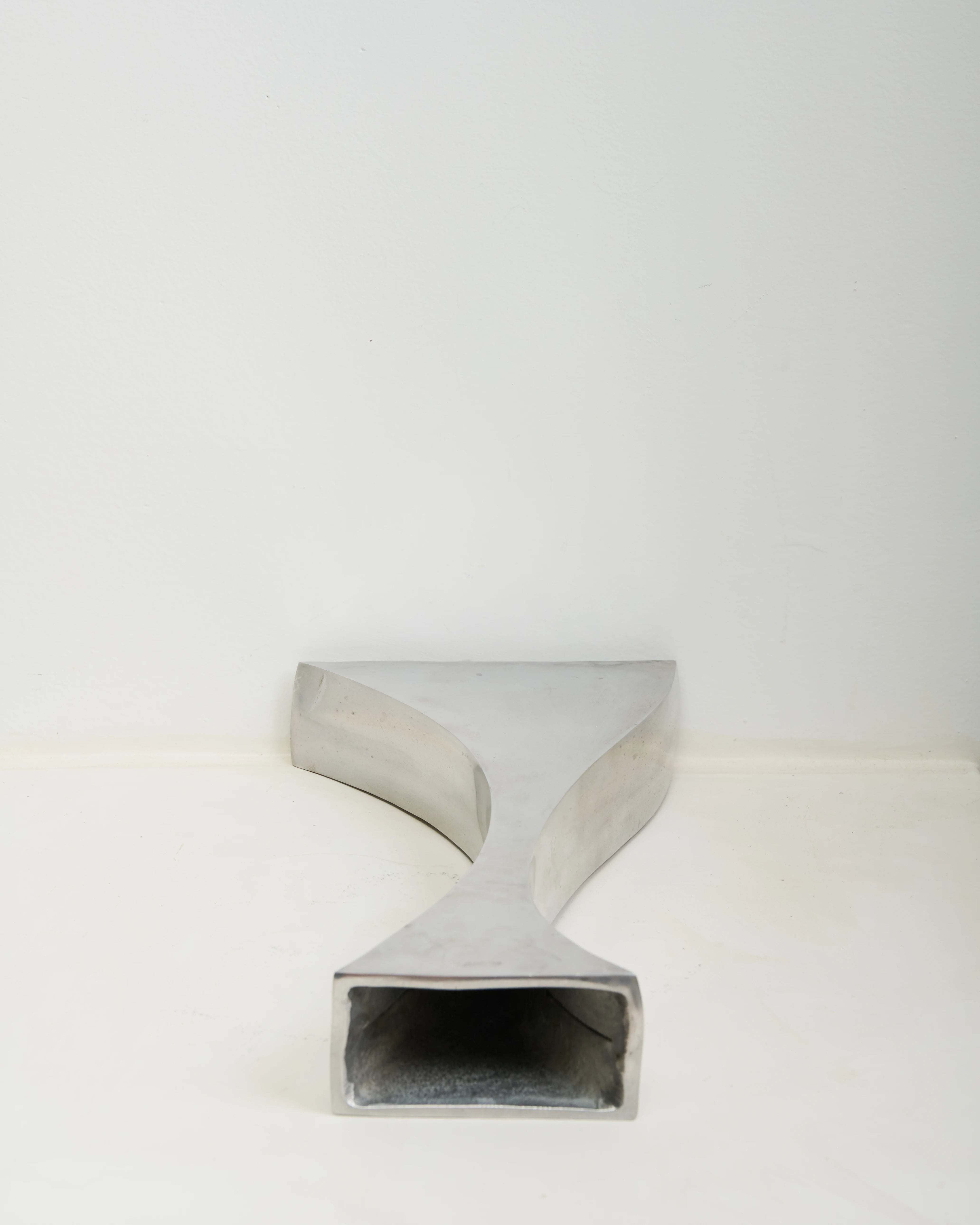 Vase haut "Vague" en fonte d’aluminium #1, Italie, 1970-1980s