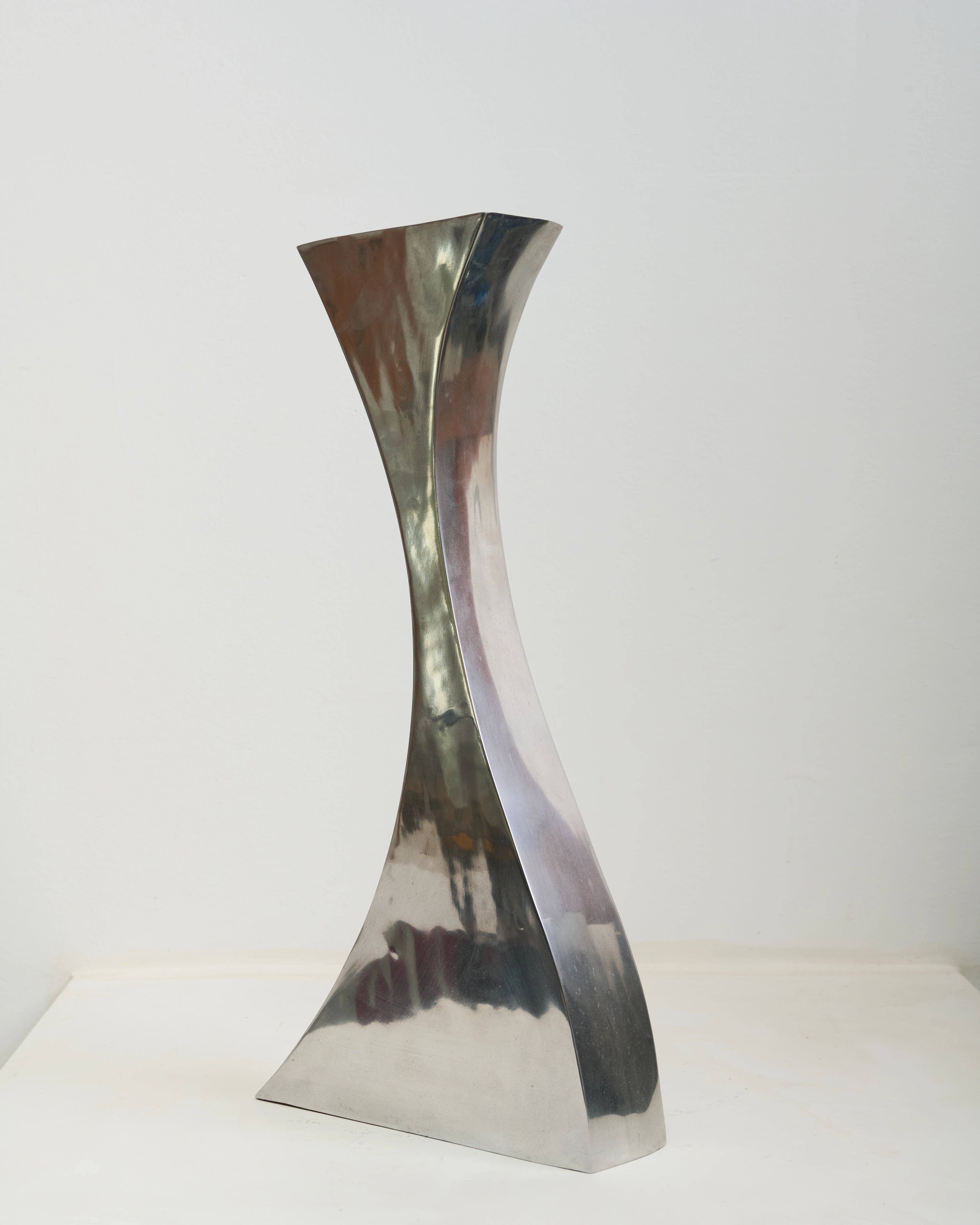 Vase haut "Vague" en fonte d’aluminium #1, Italie, 1970-1980s