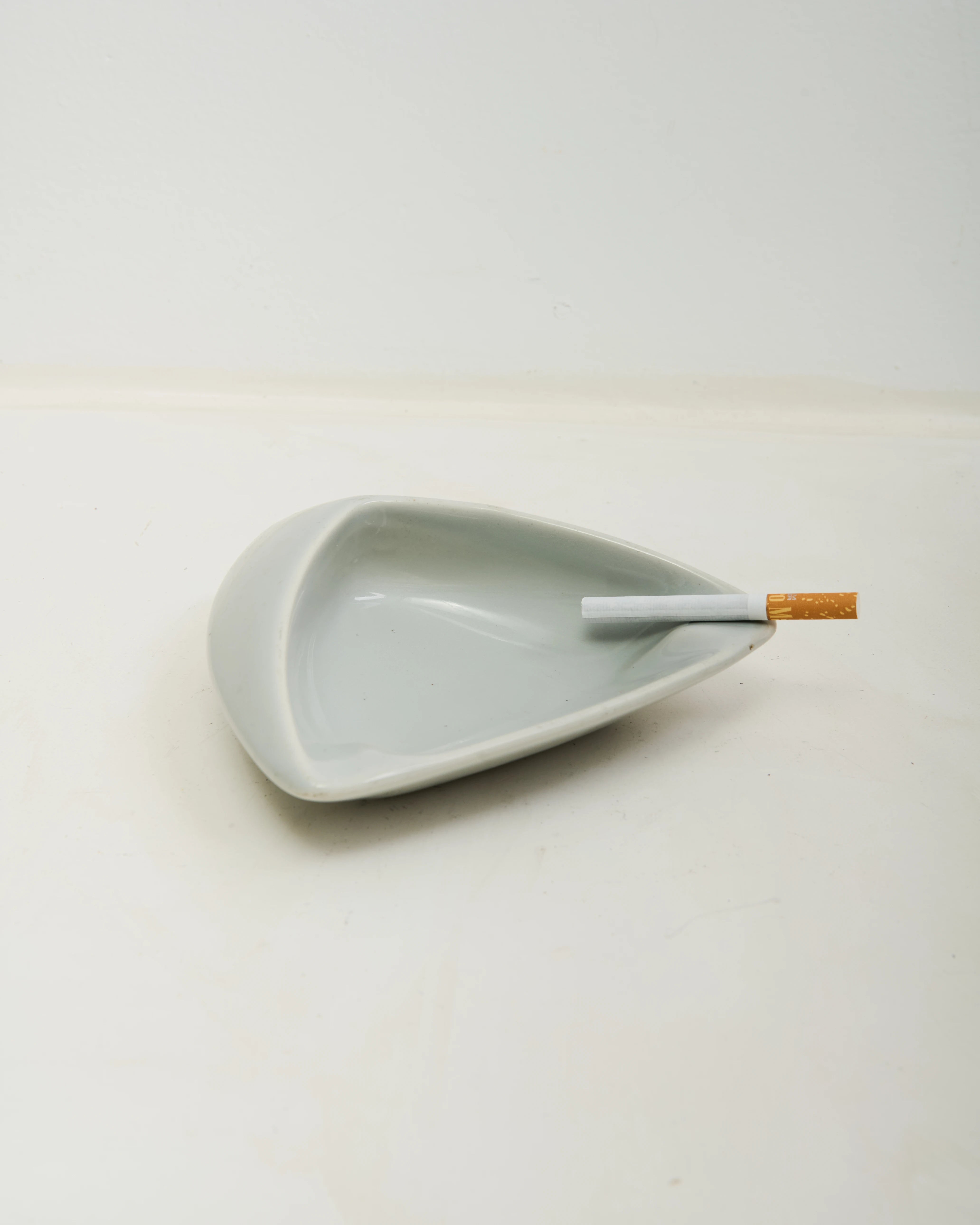 Cendrier triangulaire en céramique gris, 1970s