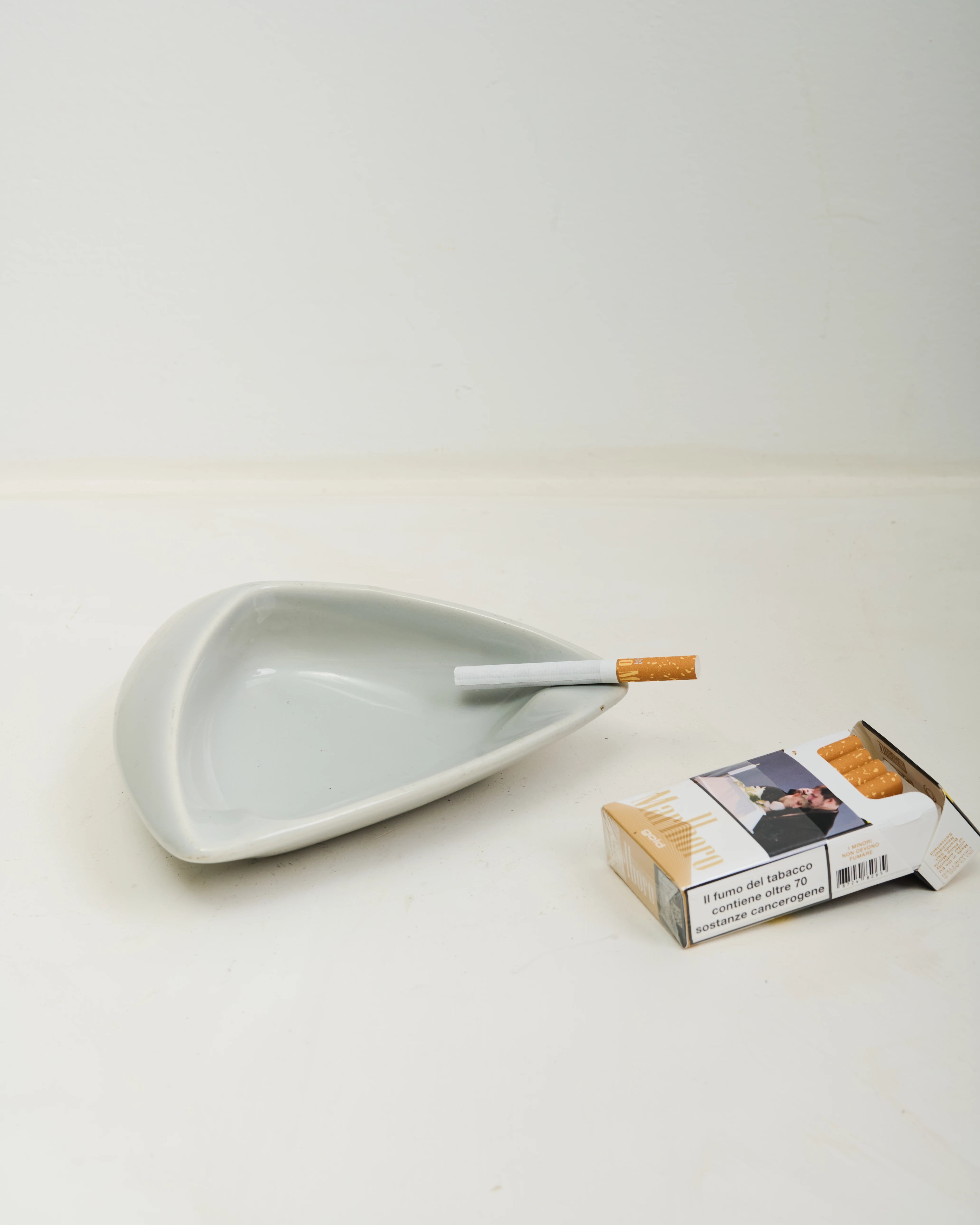 Cendrier triangulaire en céramique gris, 1970s
