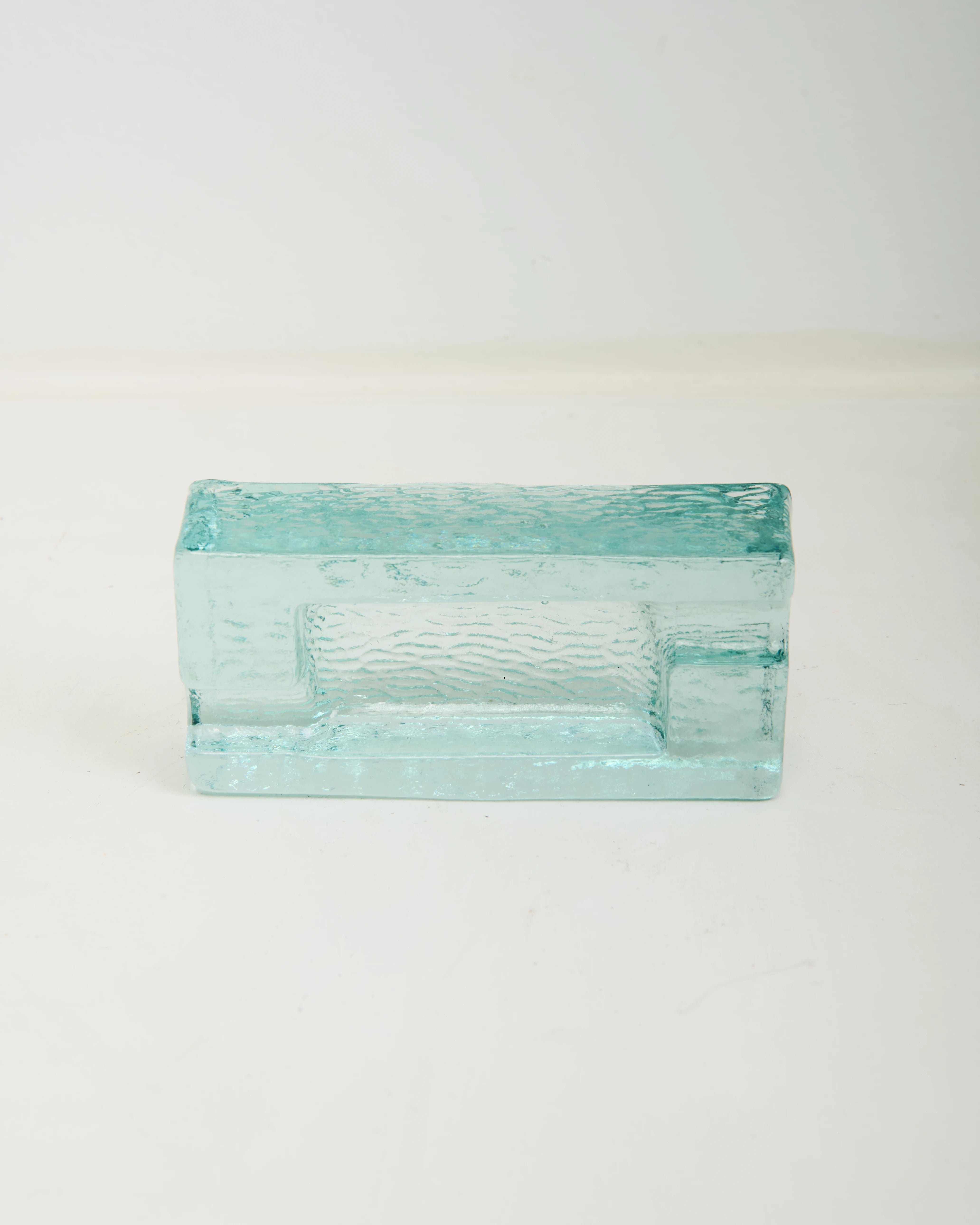 Cendrier moderniste en verre texturé bleuté, 1970s