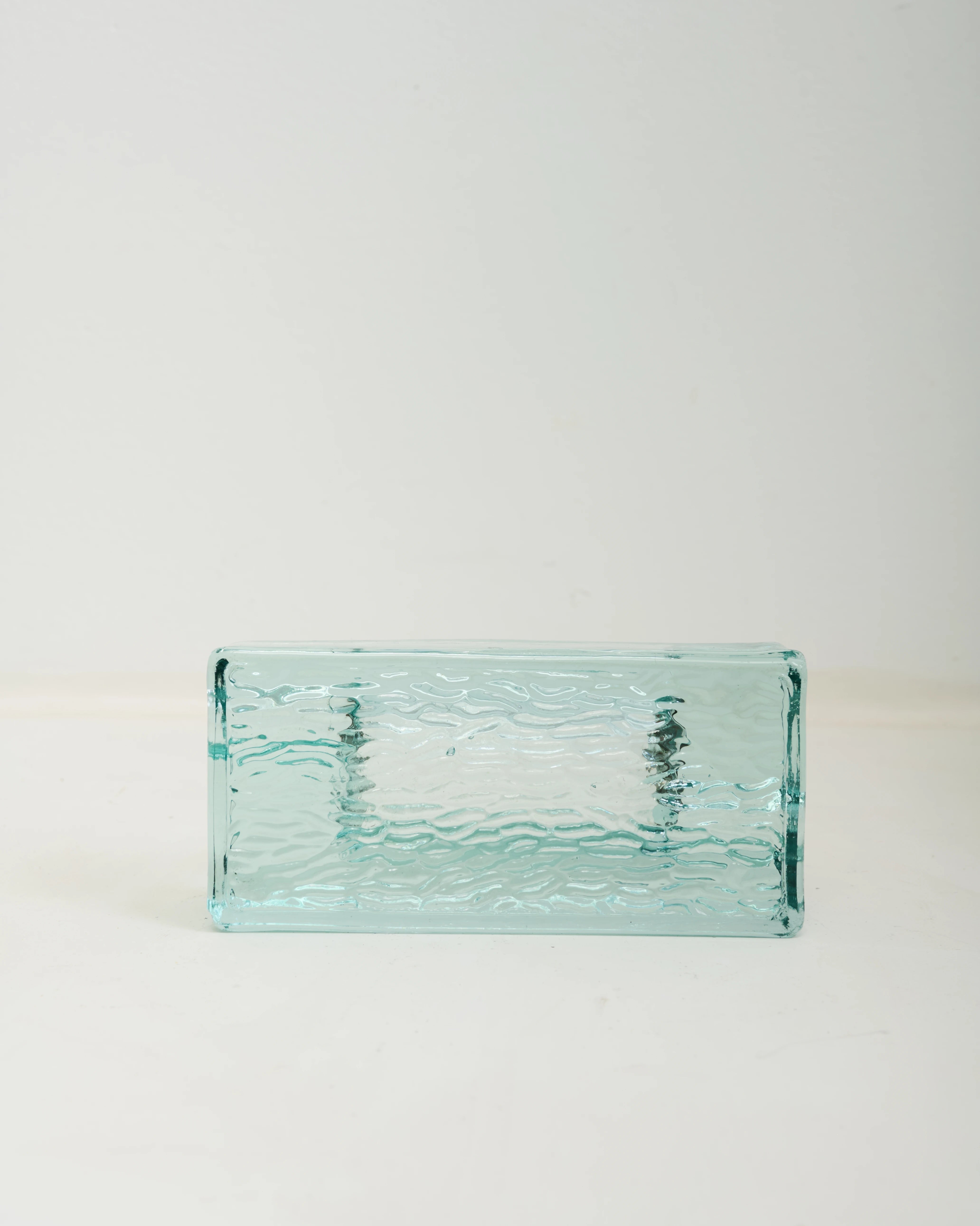 Cendrier moderniste en verre texturé bleuté, 1970s