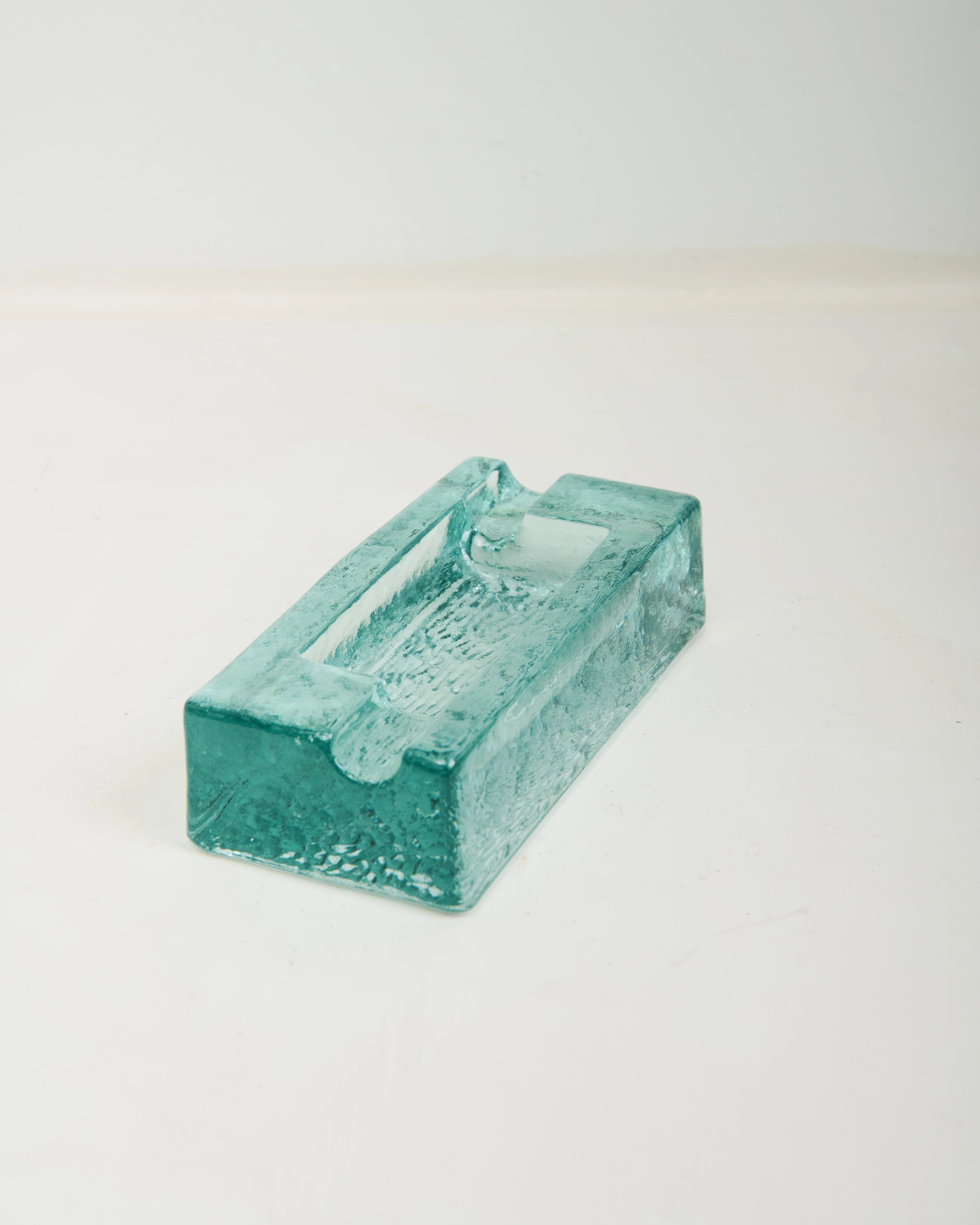 Cendrier moderniste en verre texturé bleuté, 1970s