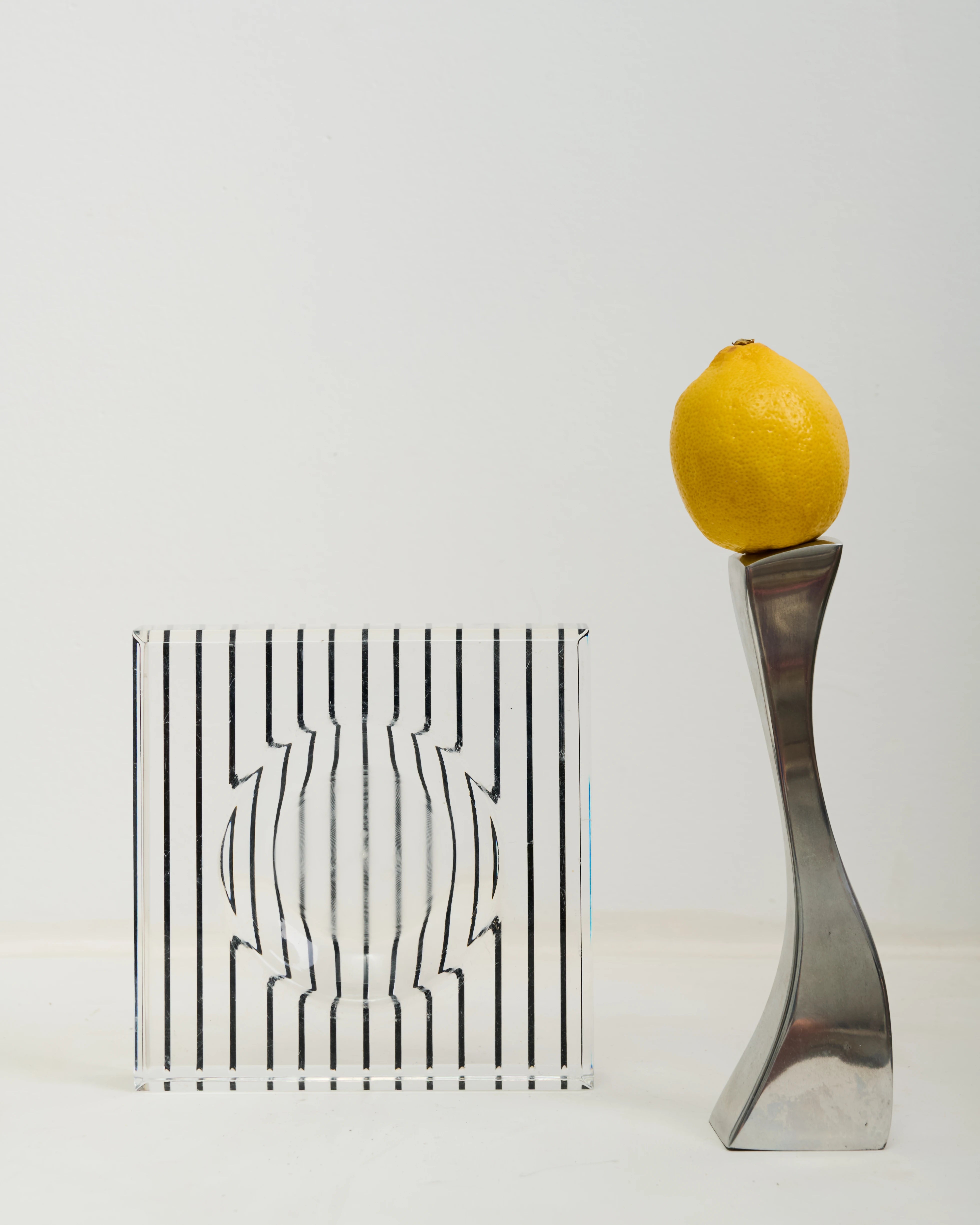 Cendrier carré rayé en plexiglas, Italie, 1970s
