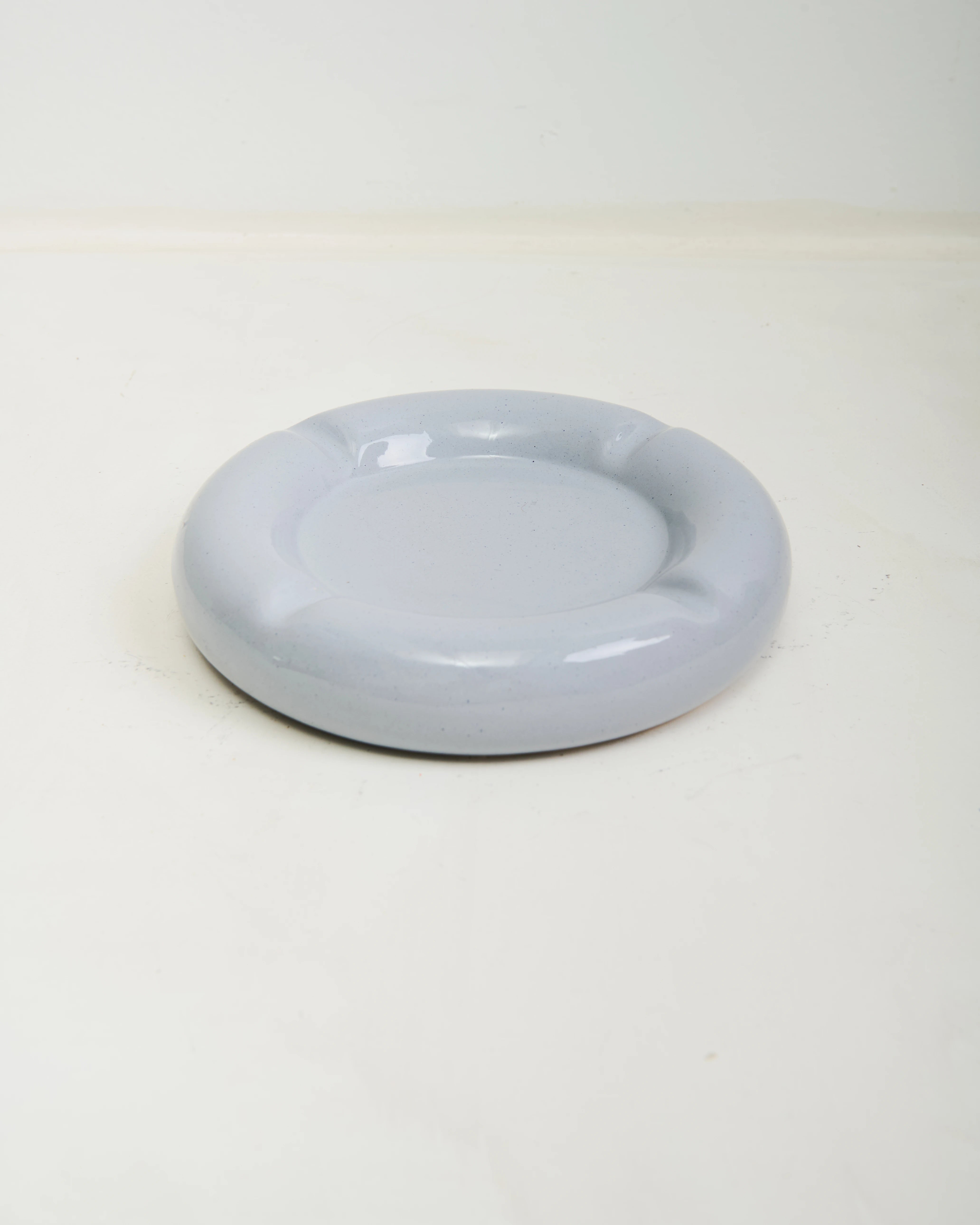 Cendrier rond en céramique bleu ciel chiné, 1970s