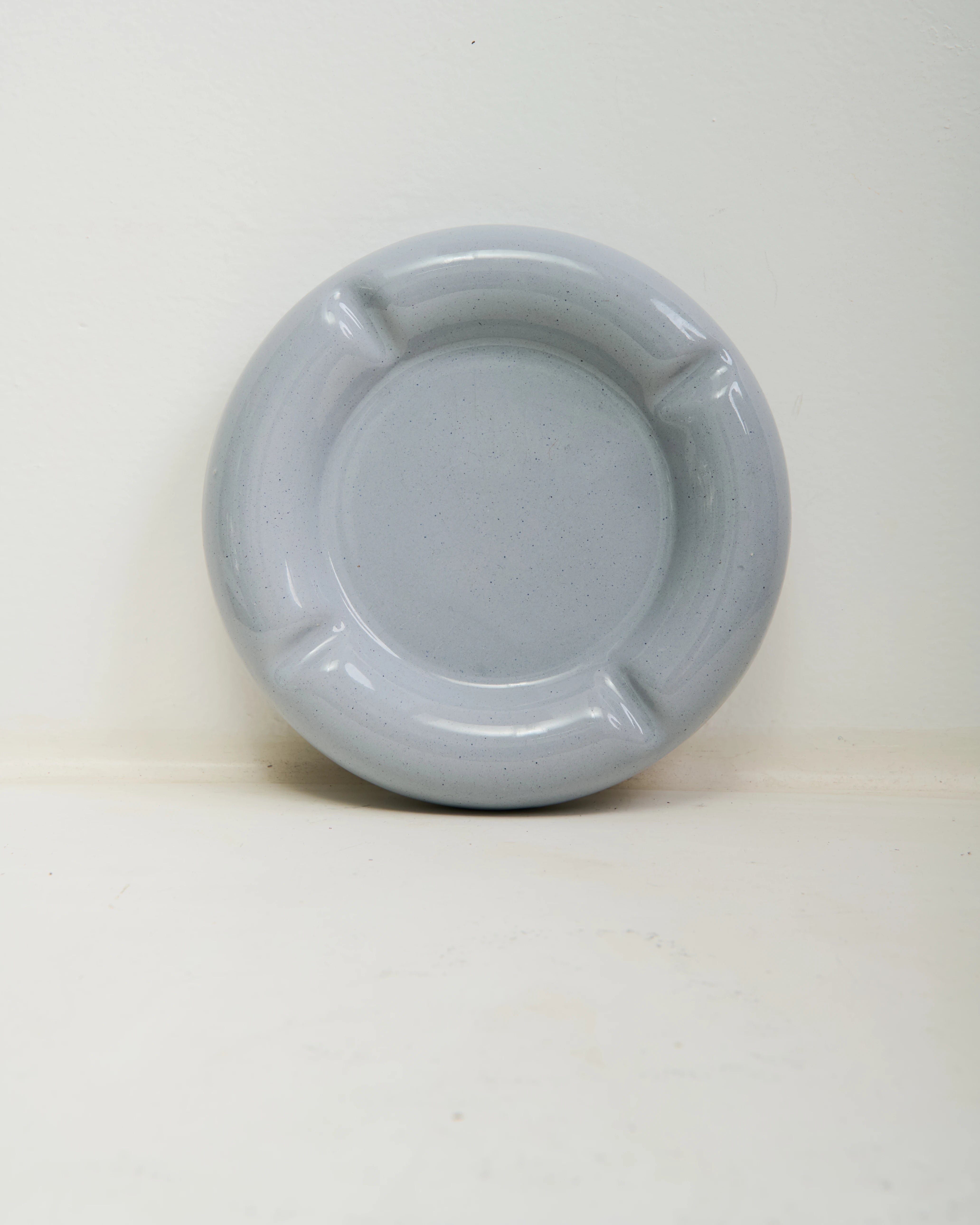 Cendrier rond en céramique bleu ciel chiné, 1970s