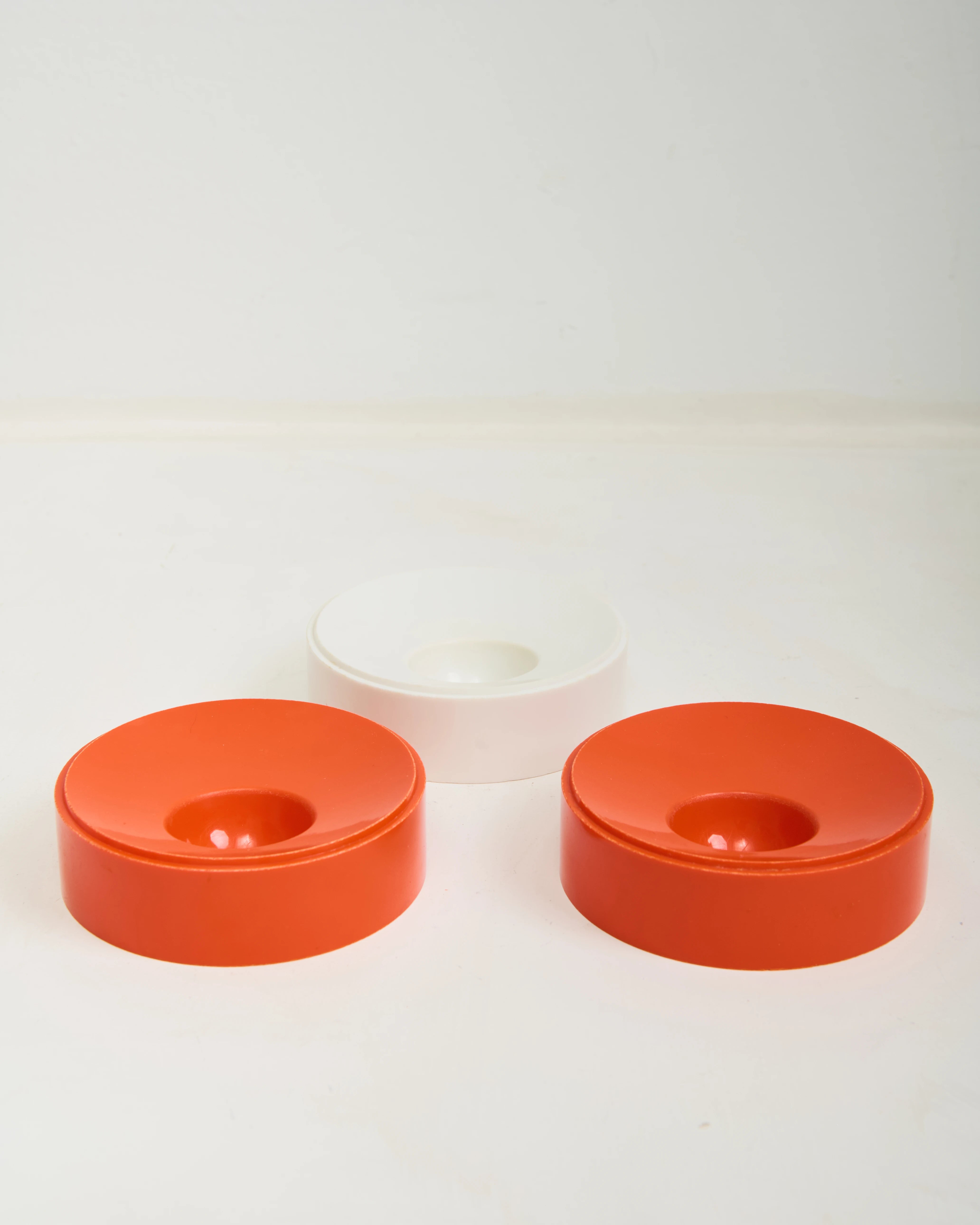 Trio de coquetiers ronds en plastique, Soupledur, 1970s