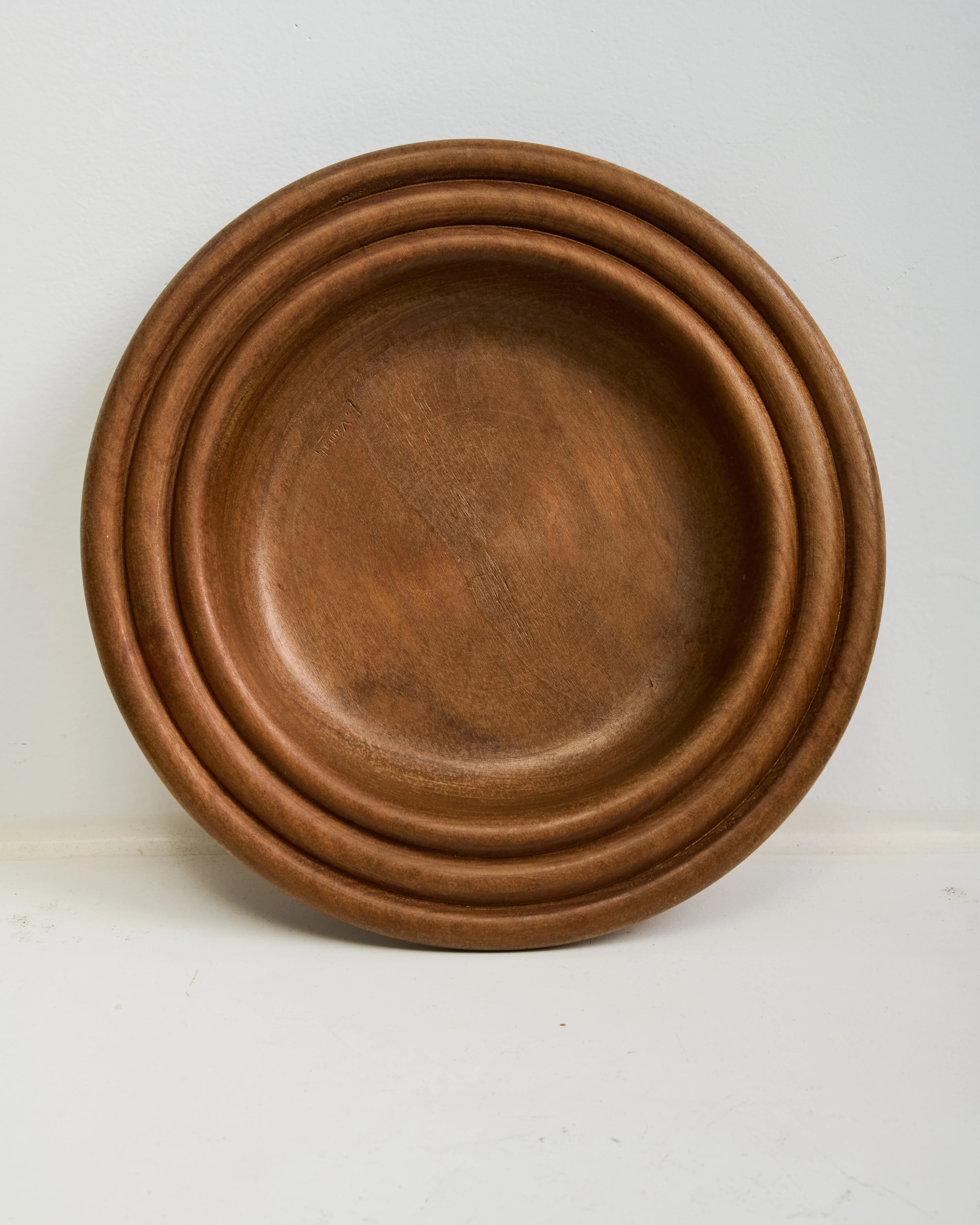 Grande coupe ronde en bois sculpté, 1950s