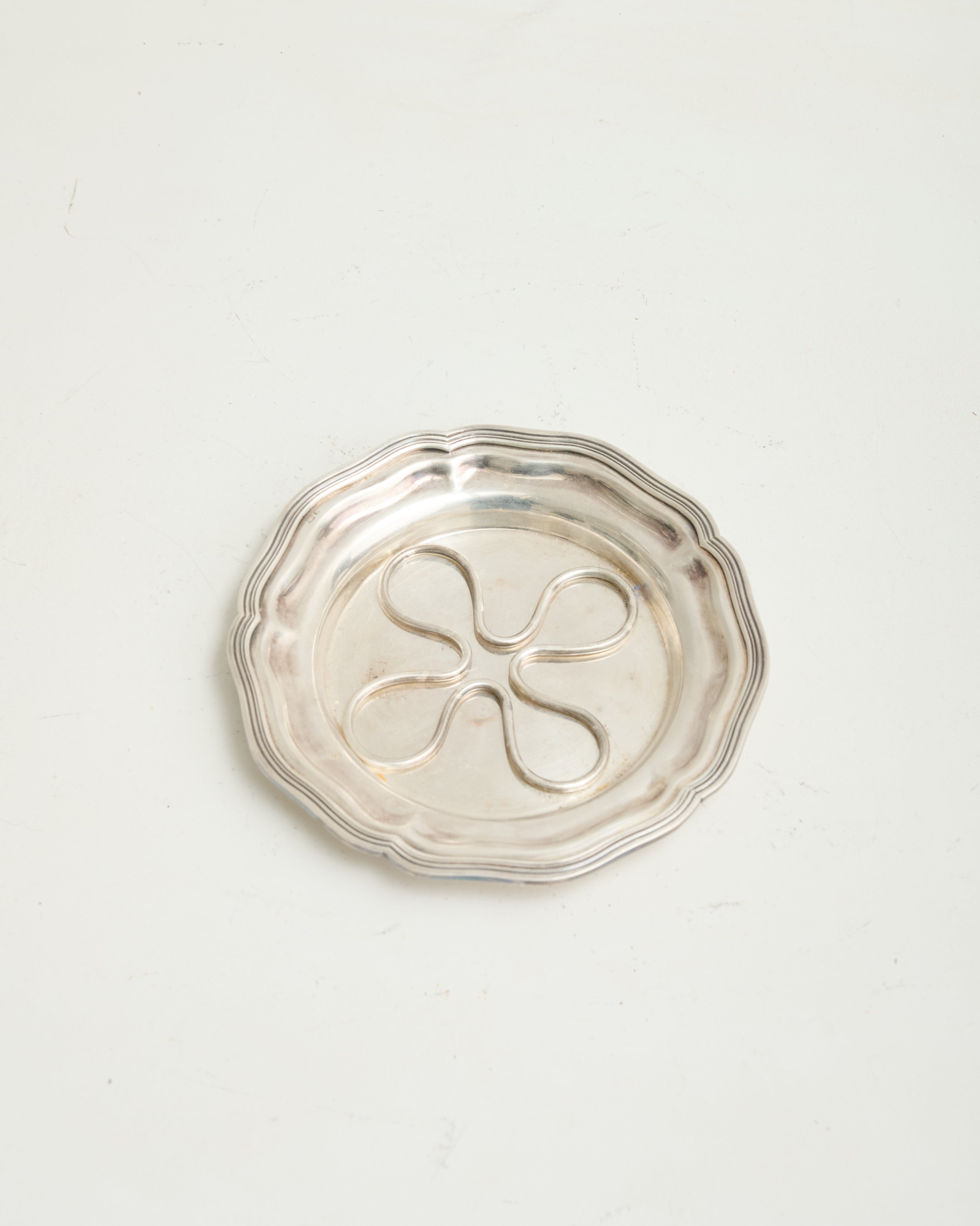 Silver-tone metal bottle coaster with clover