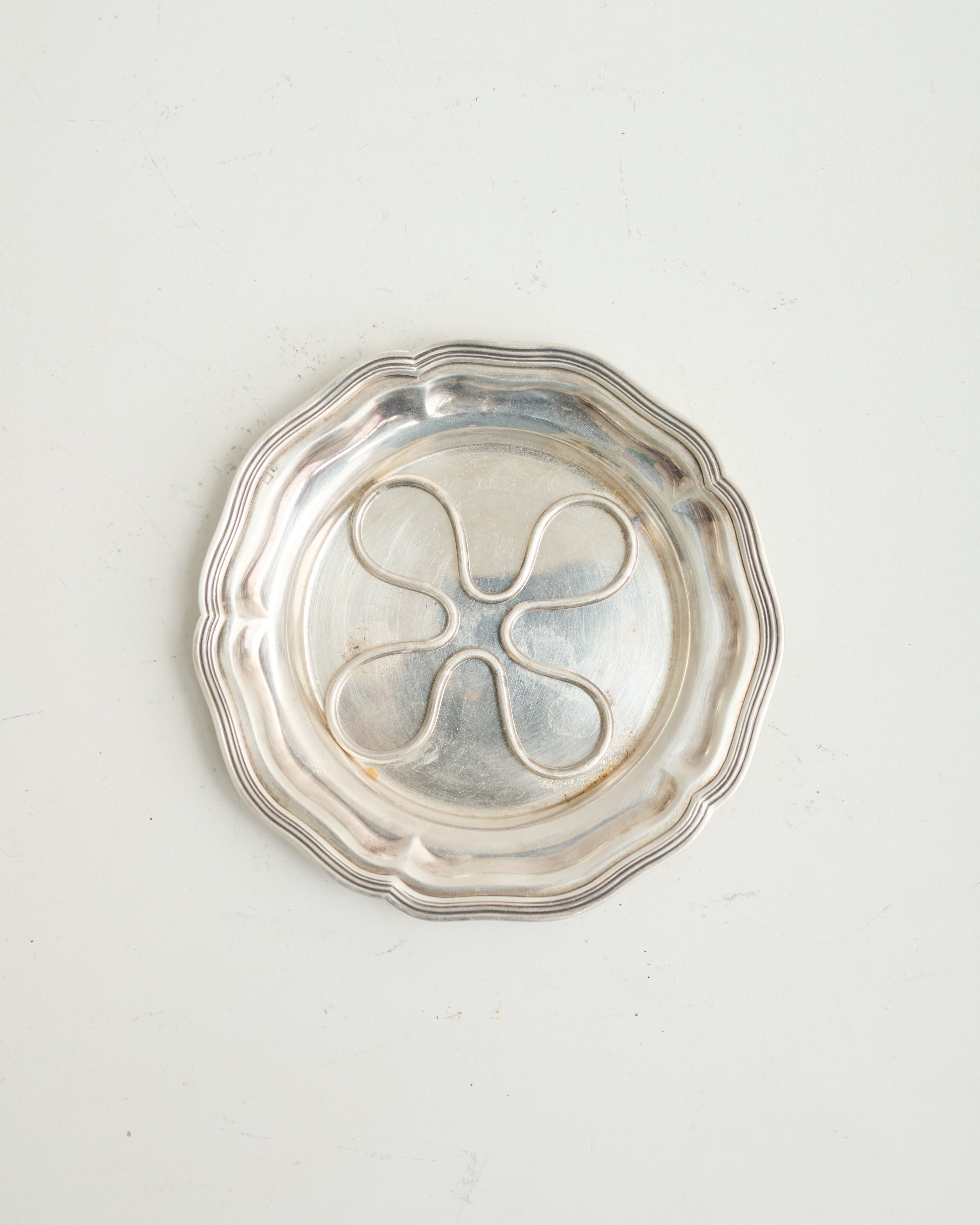 Dessous de bouteille avec trèfle en métal argenté