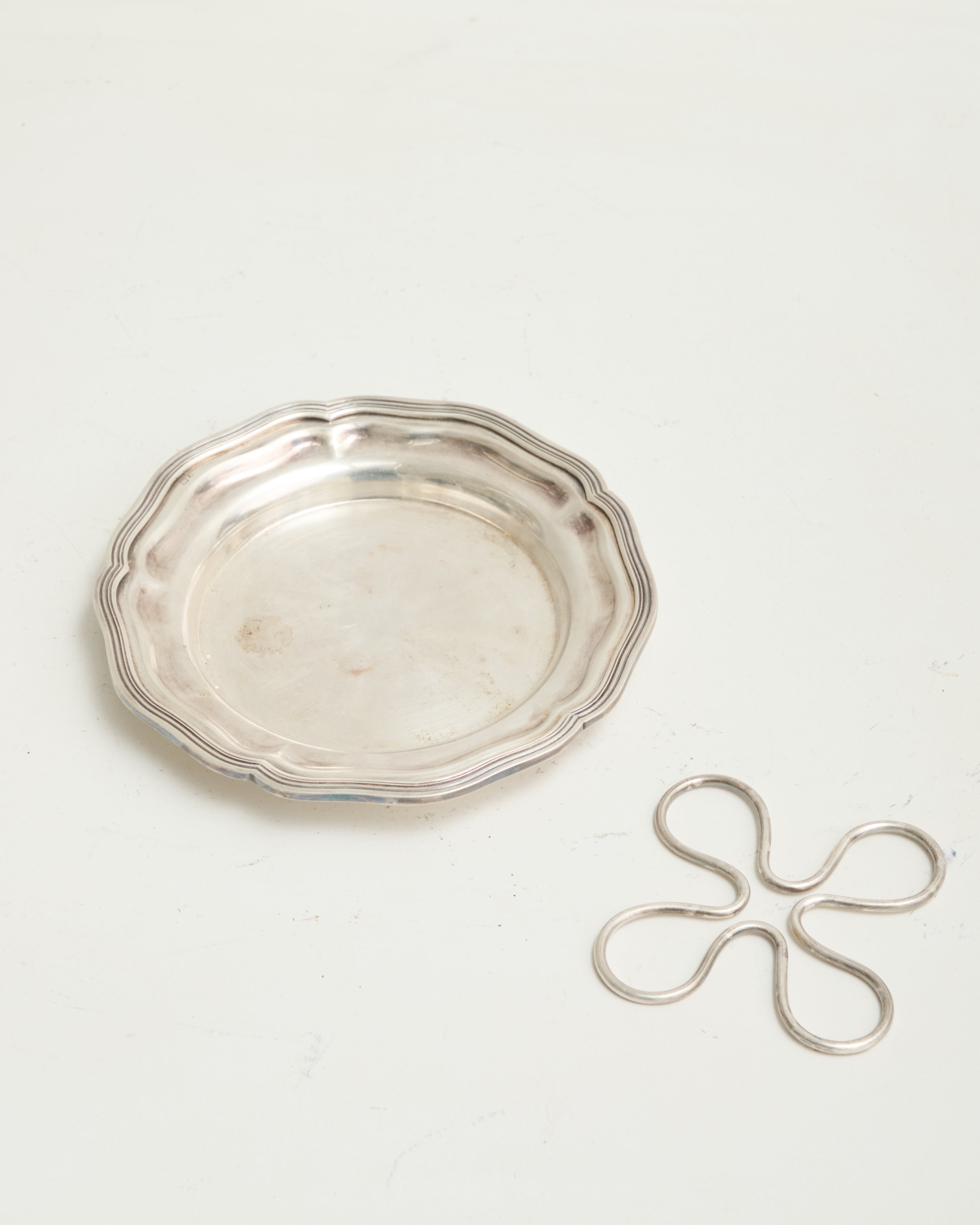 Silver-tone metal bottle coaster with clover