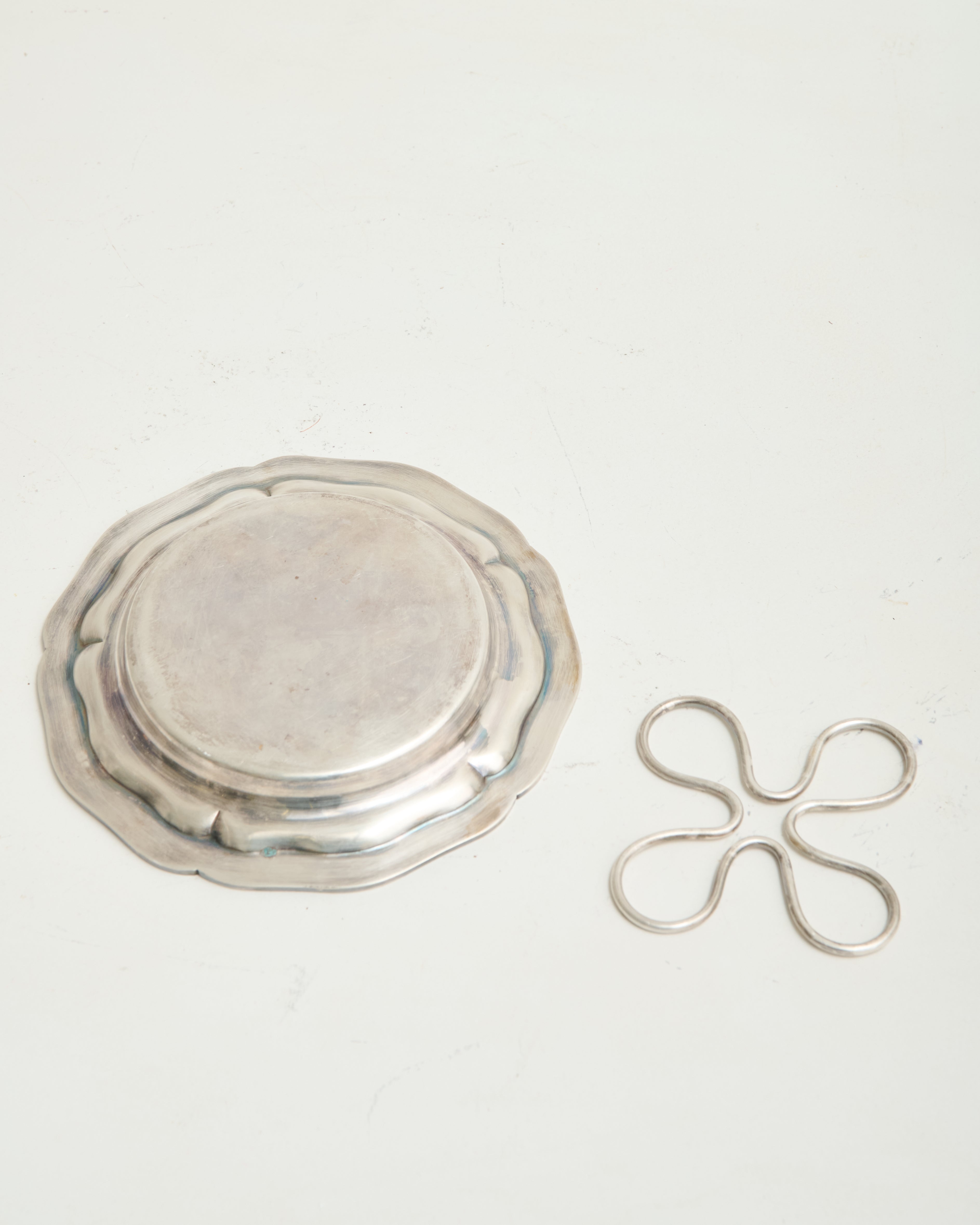 Dessous de bouteille avec trèfle en métal argenté