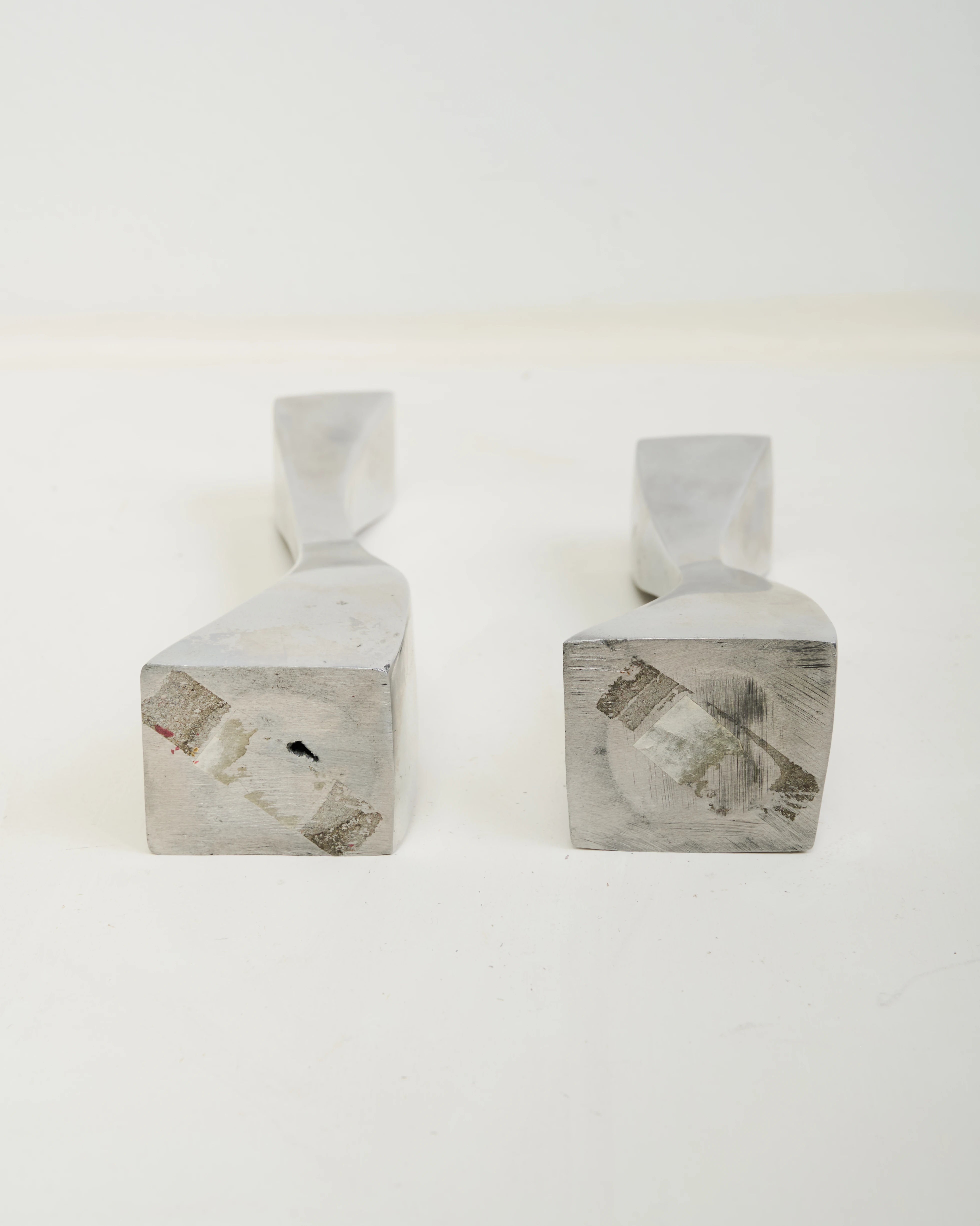 Pair of "Wave" candlesticks in cast aluminum, 1970s