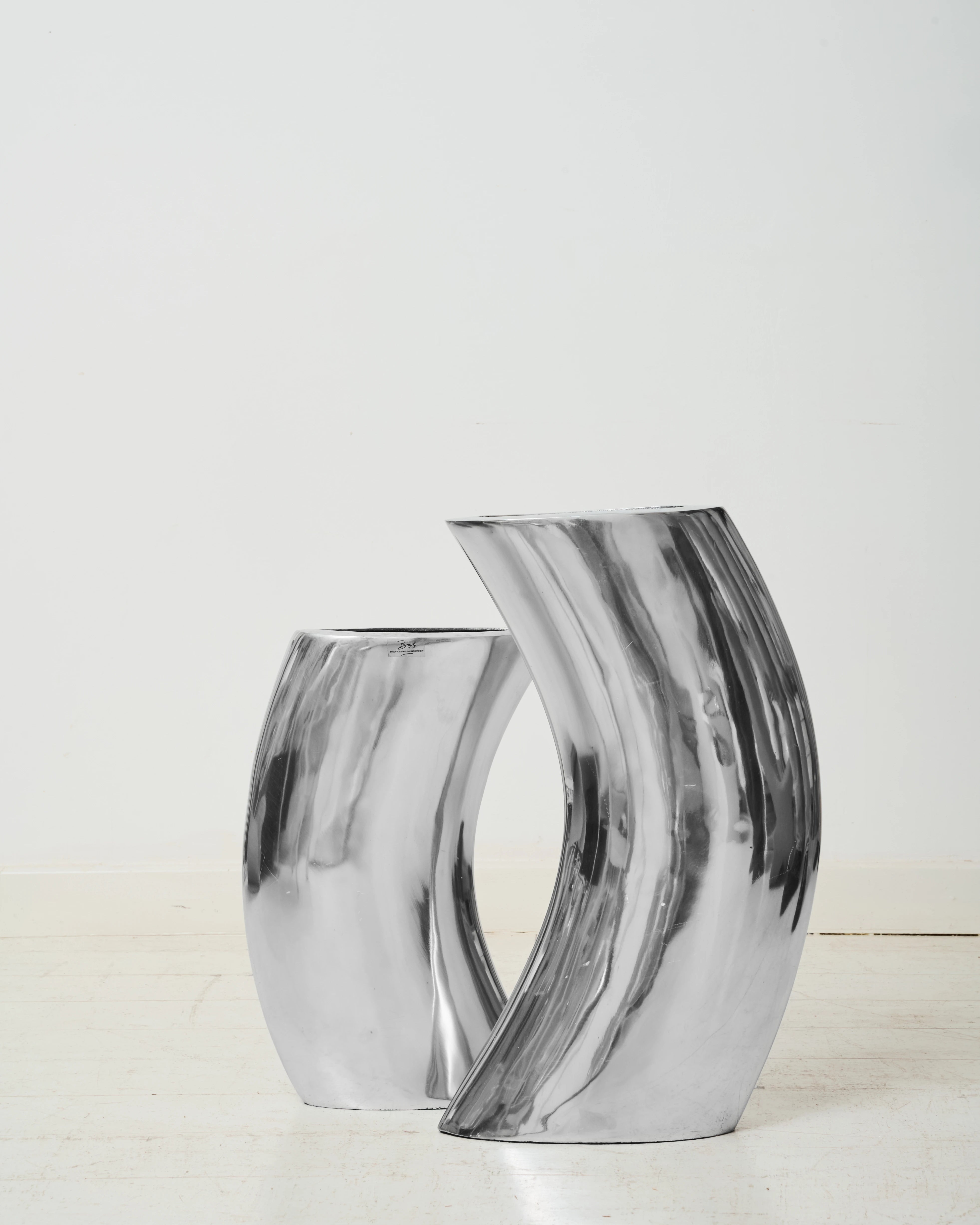 Duo de vases forme cintrée, fonte d'aluminium, BOB, 1970-1980