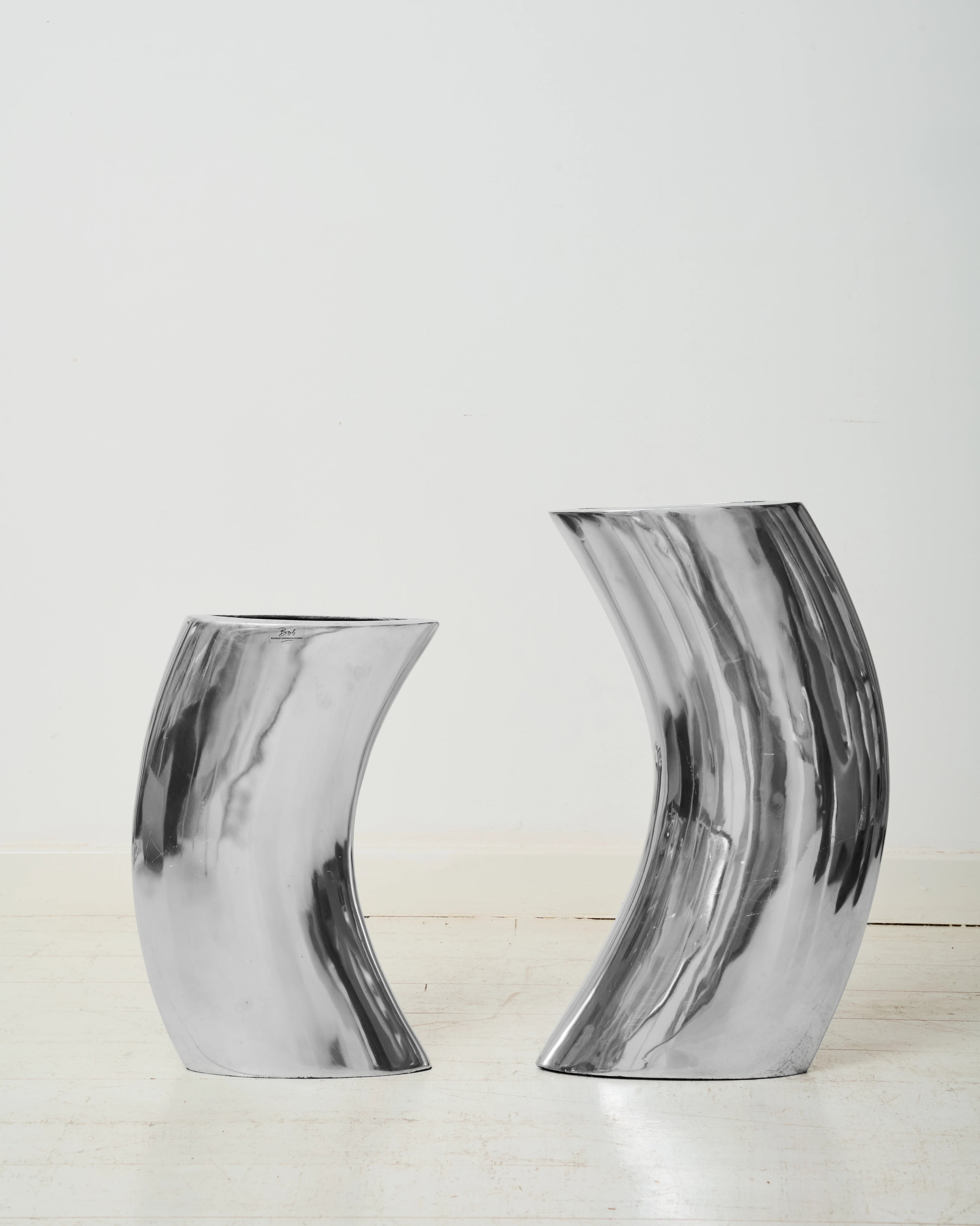 Duo de vases forme cintrée, fonte d'aluminium, BOB, 1970-1980