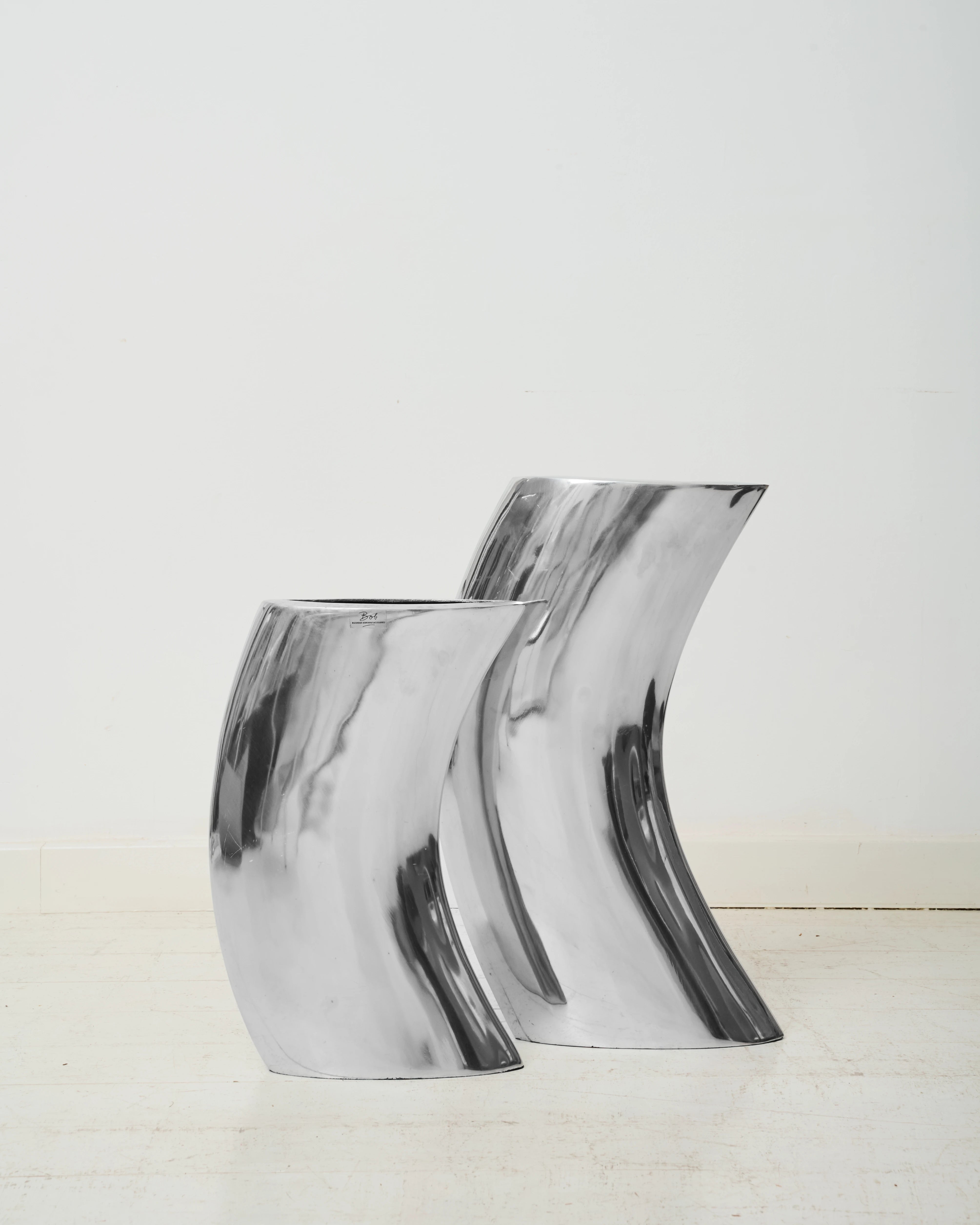 Duo de vases forme cintrée, fonte d'aluminium, BOB, 1970-1980