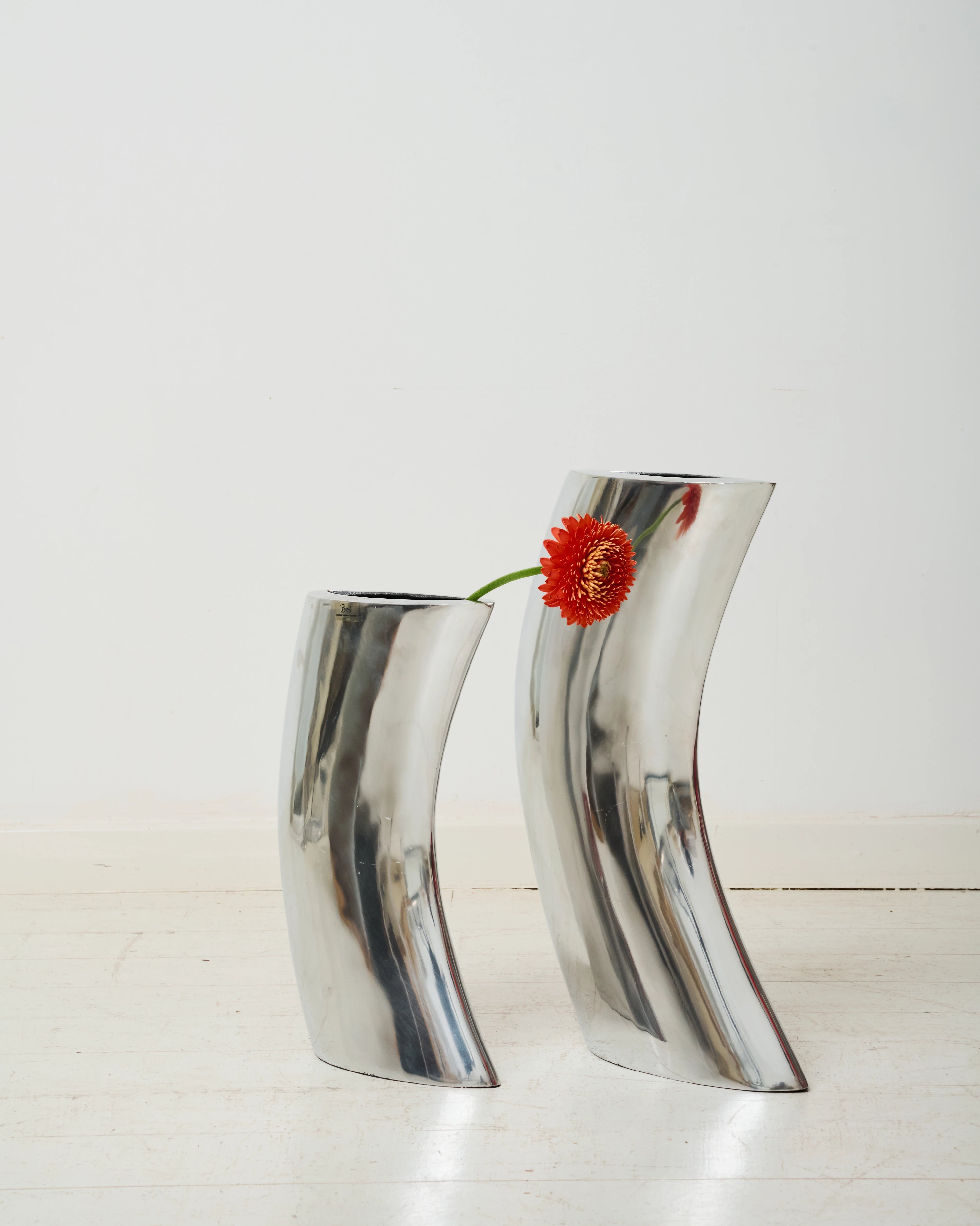 Duo de vases forme cintrée, fonte d'aluminium, BOB, 1970-1980