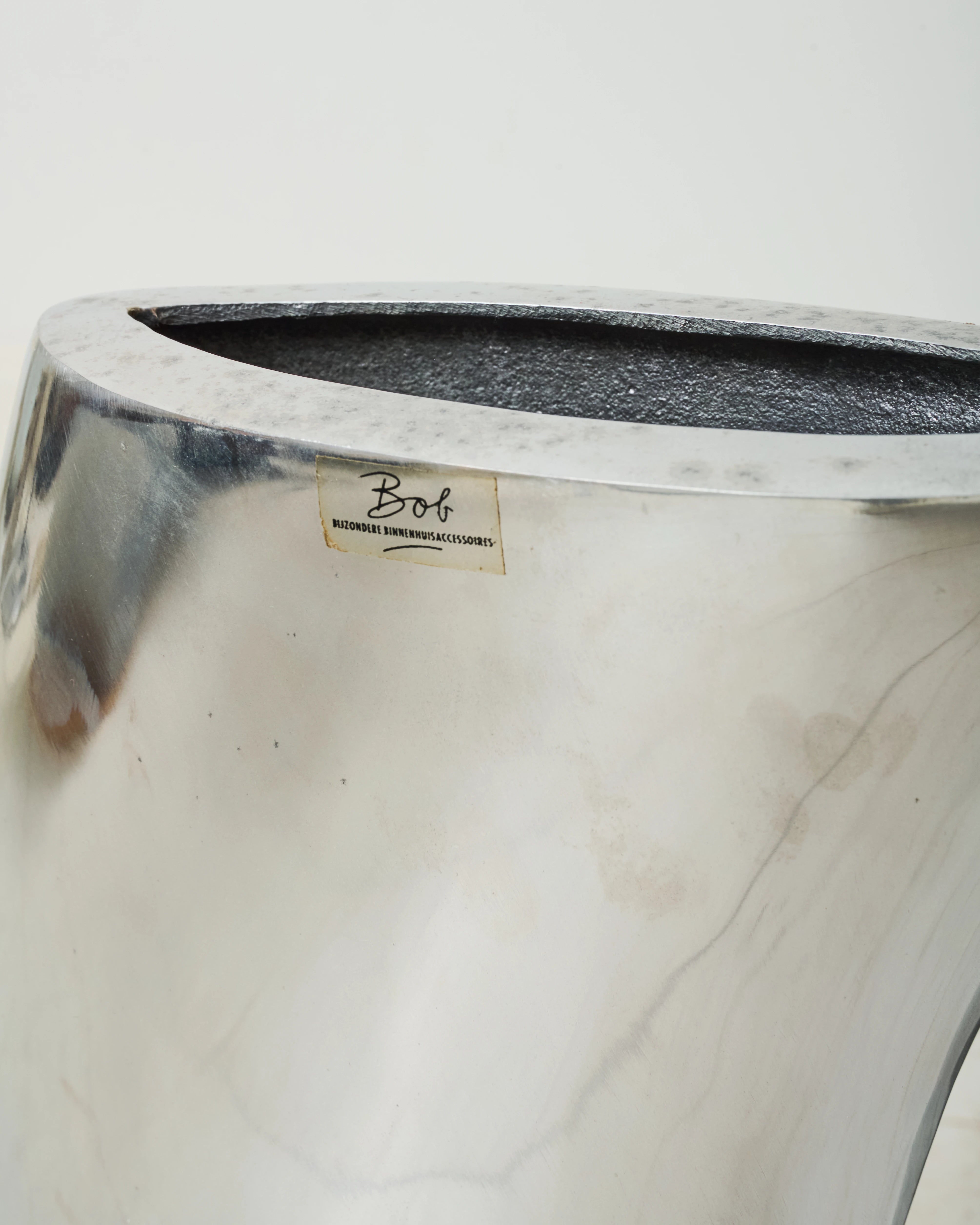 Duo de vases forme cintrée, fonte d'aluminium, BOB, 1970-1980