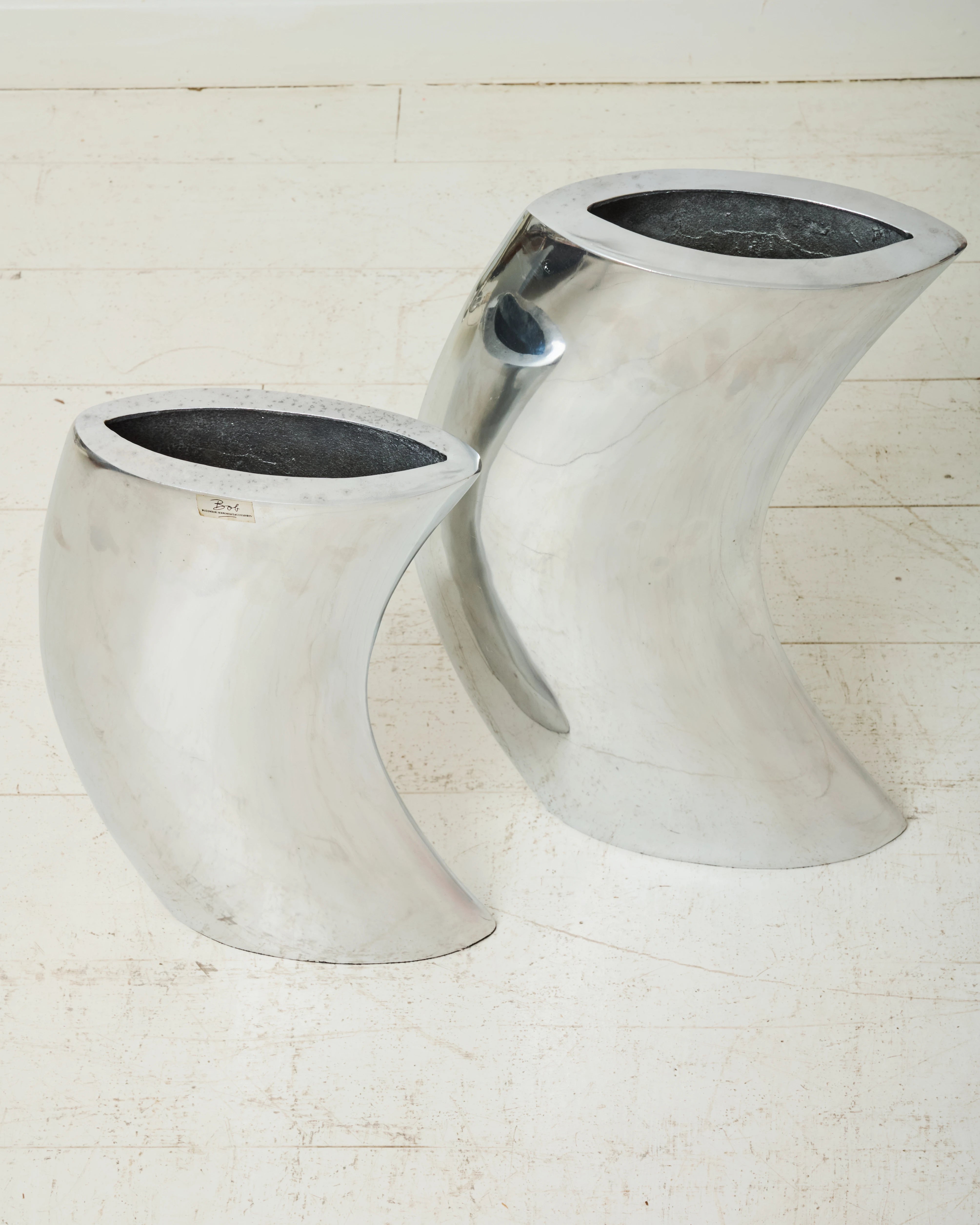 Duo de vases forme cintrée, fonte d'aluminium, BOB, 1970-1980