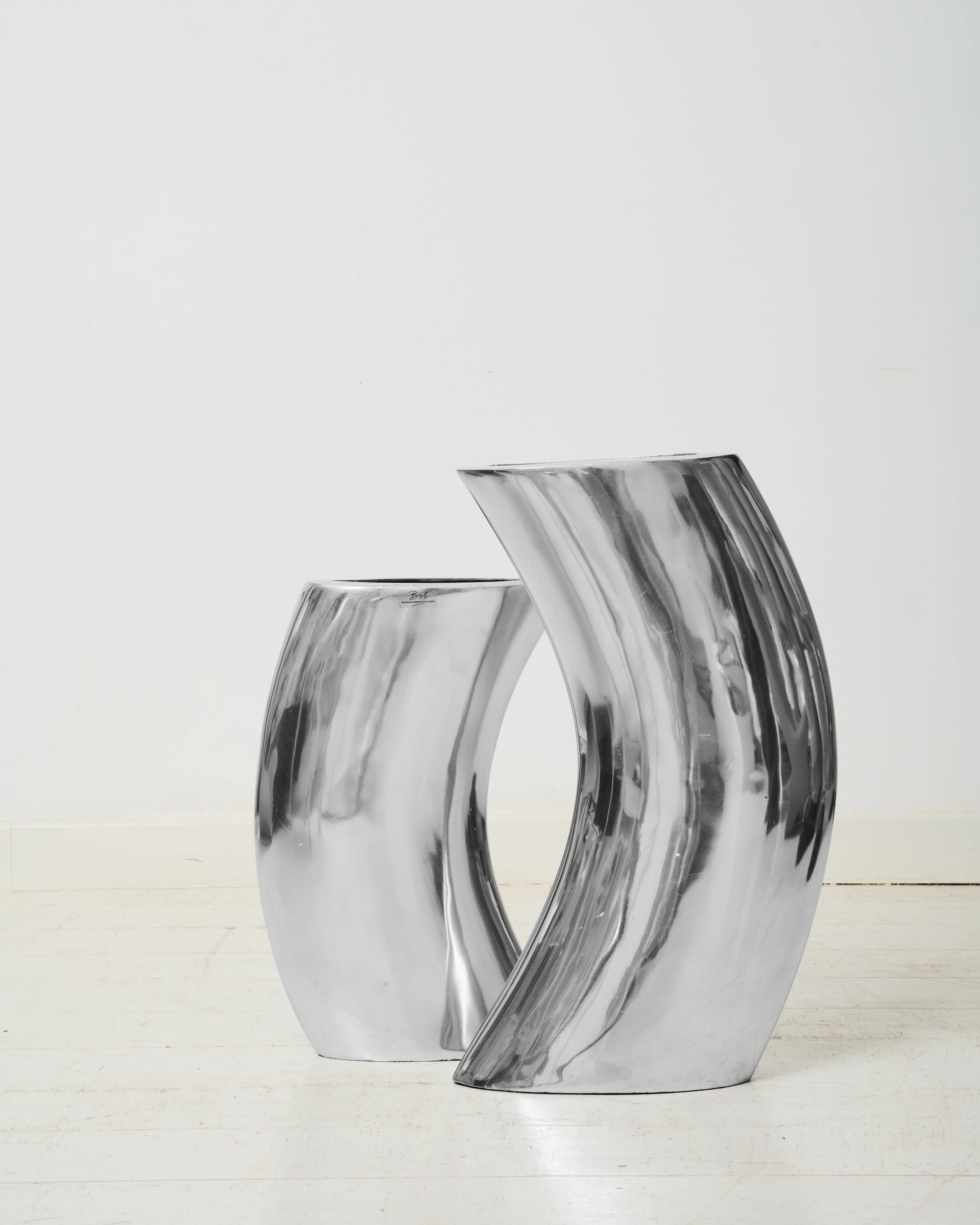 Duo de vases forme cintrée, fonte d'aluminium, BOB, 1970-1980