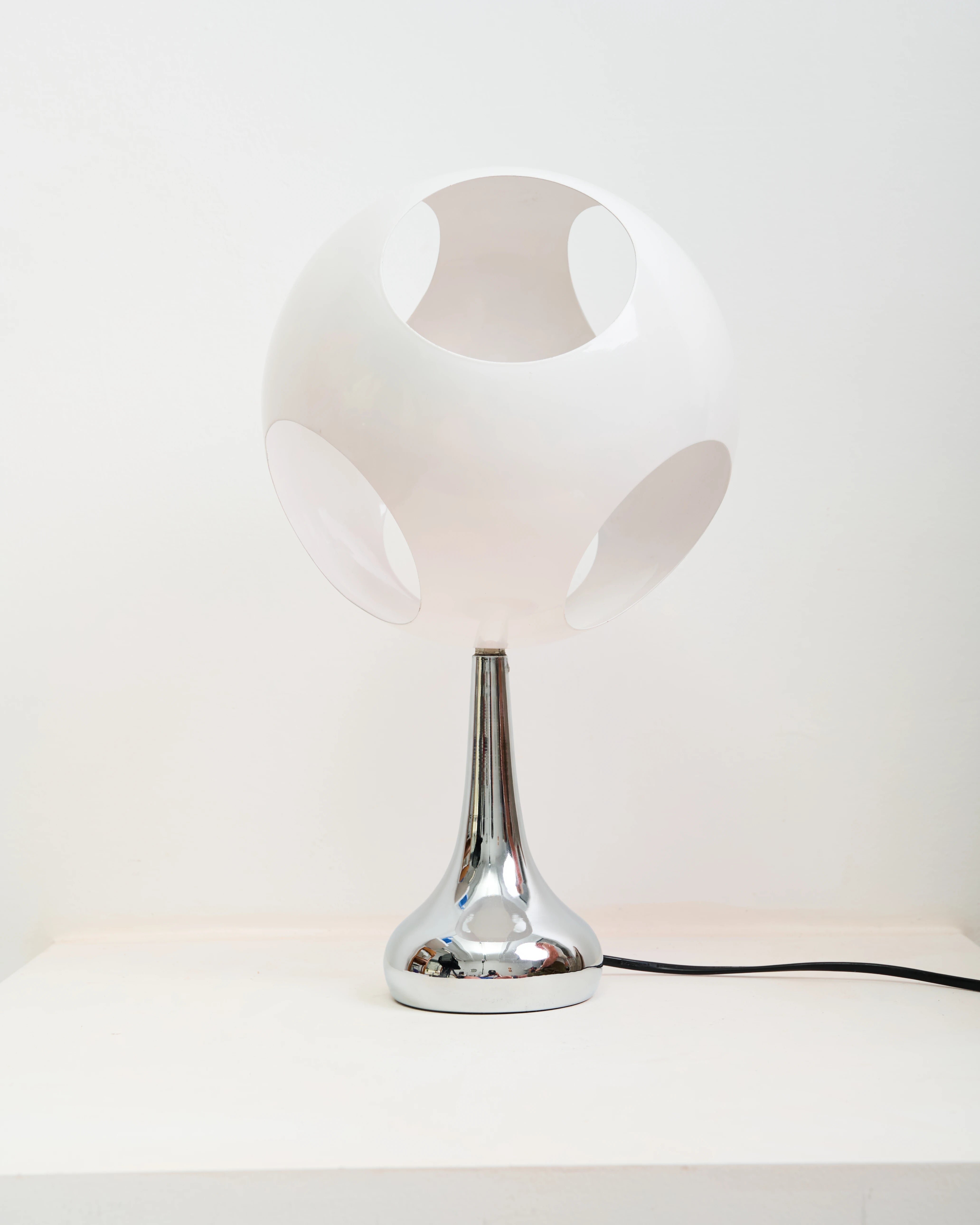 Lampe à poser UFO, métal blanc et chromé, 1980-1990