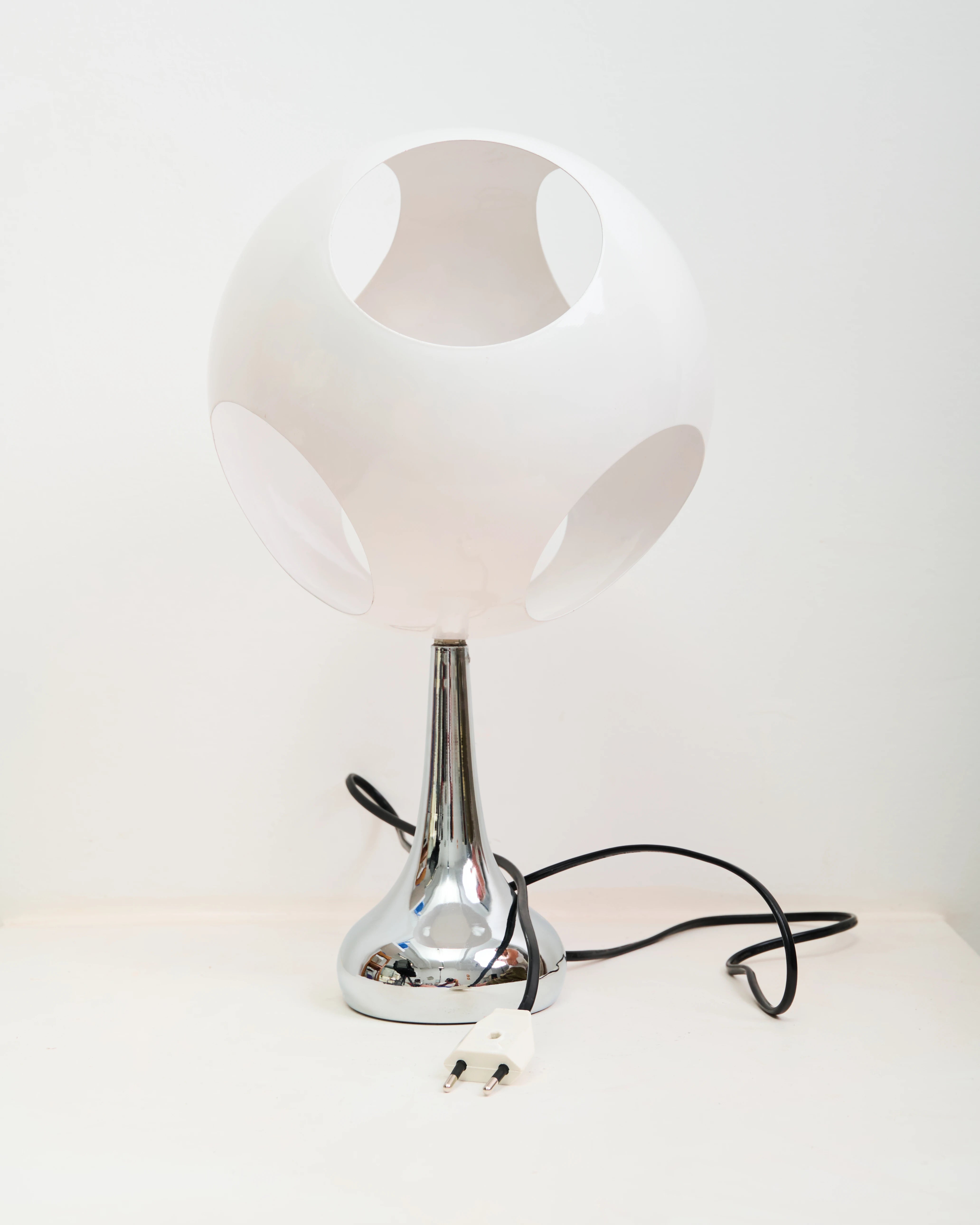Lampe à poser UFO, métal blanc et chromé, 1980-1990