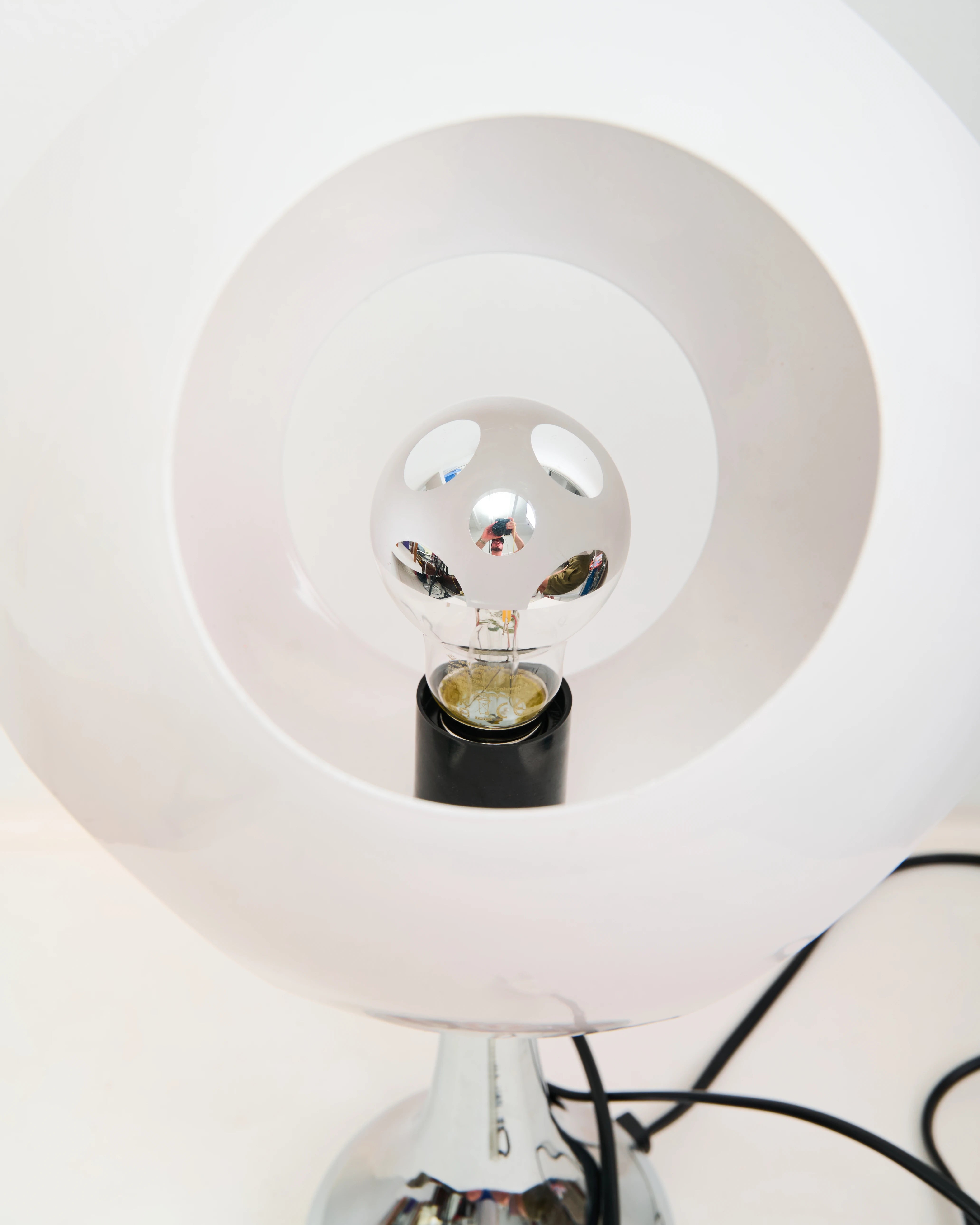 Lampe à poser UFO, métal blanc et chromé, 1980-1990