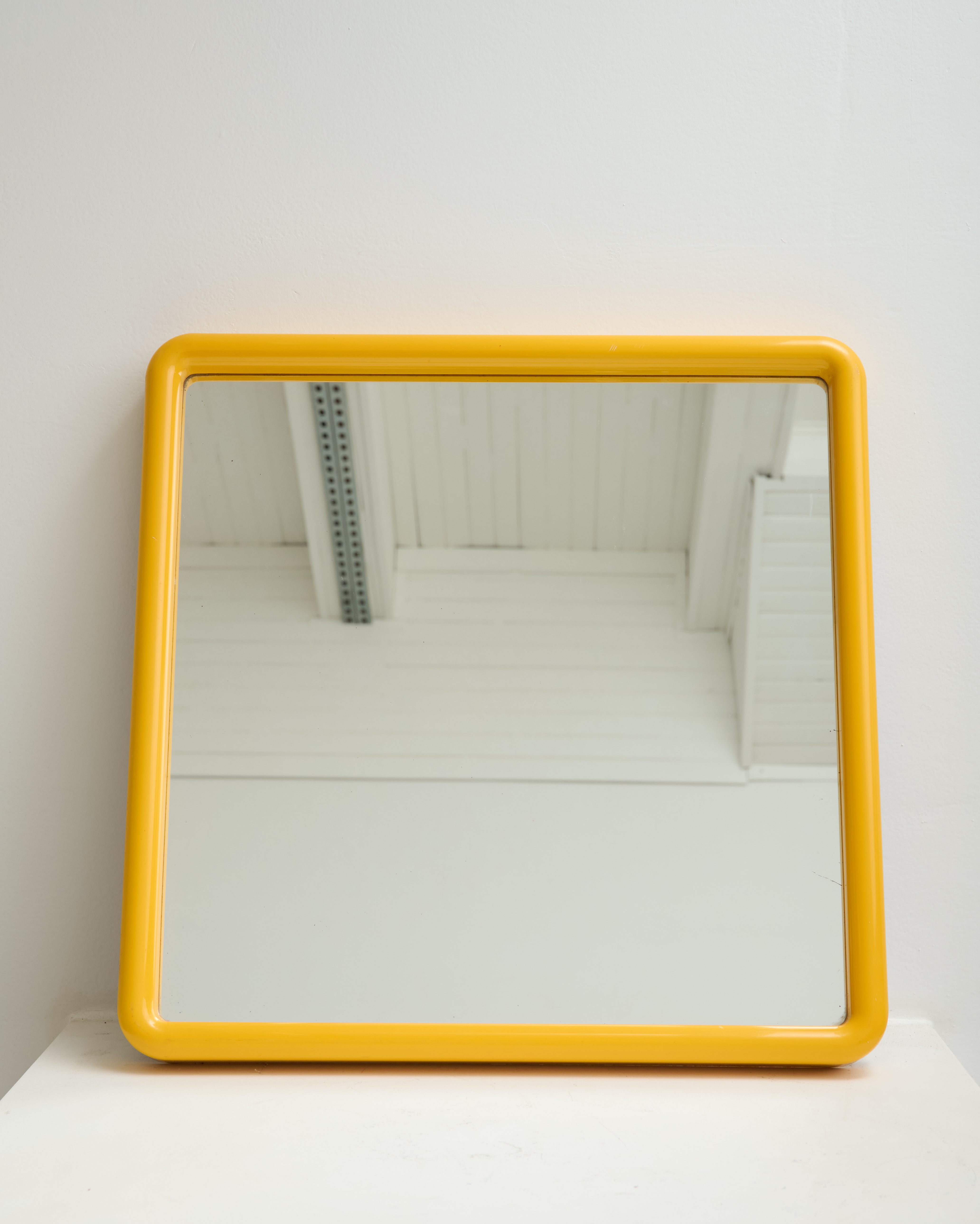 Miroir carré arrondi jaune, Italie, 1970s