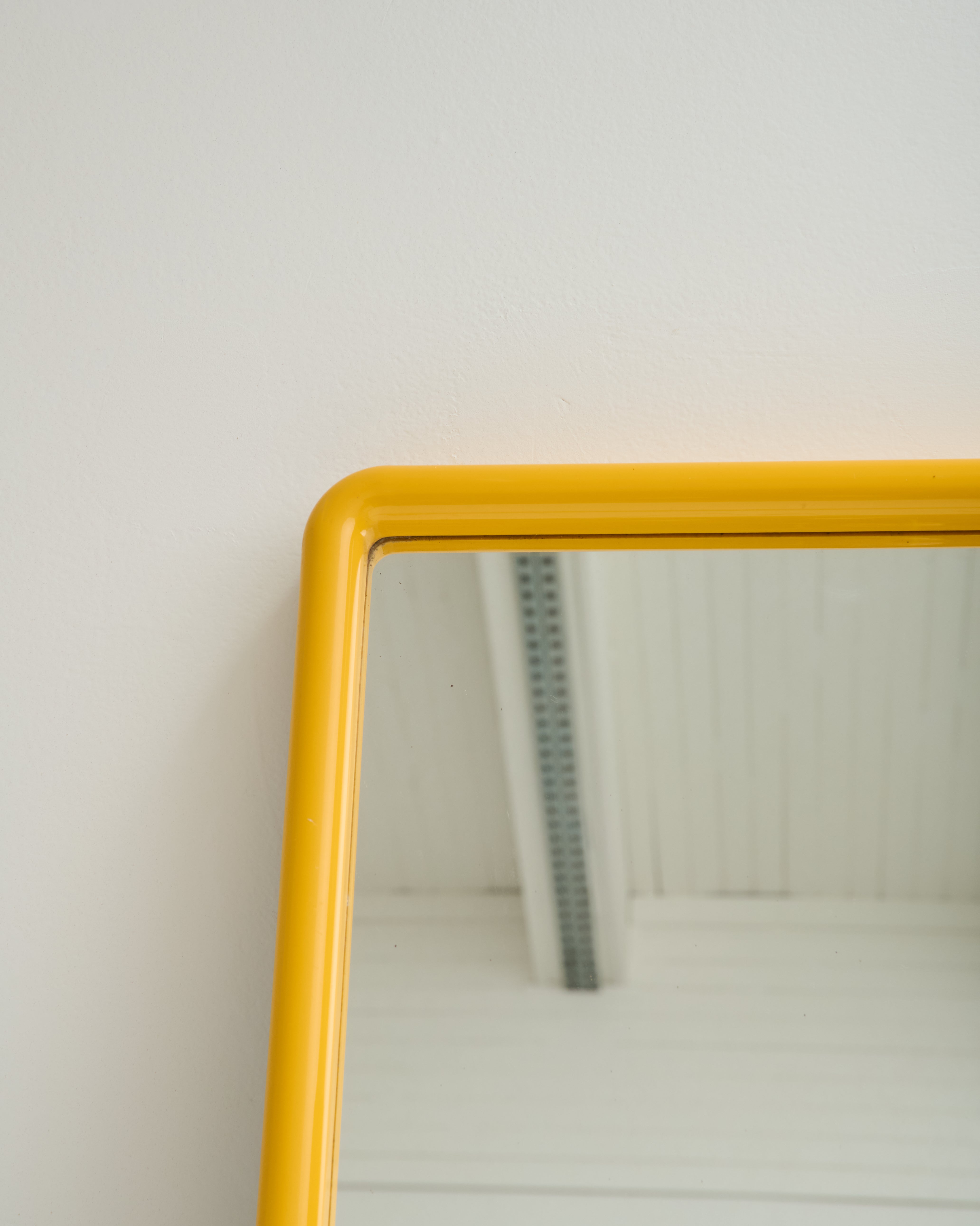 Miroir carré arrondi jaune, Italie, 1970s