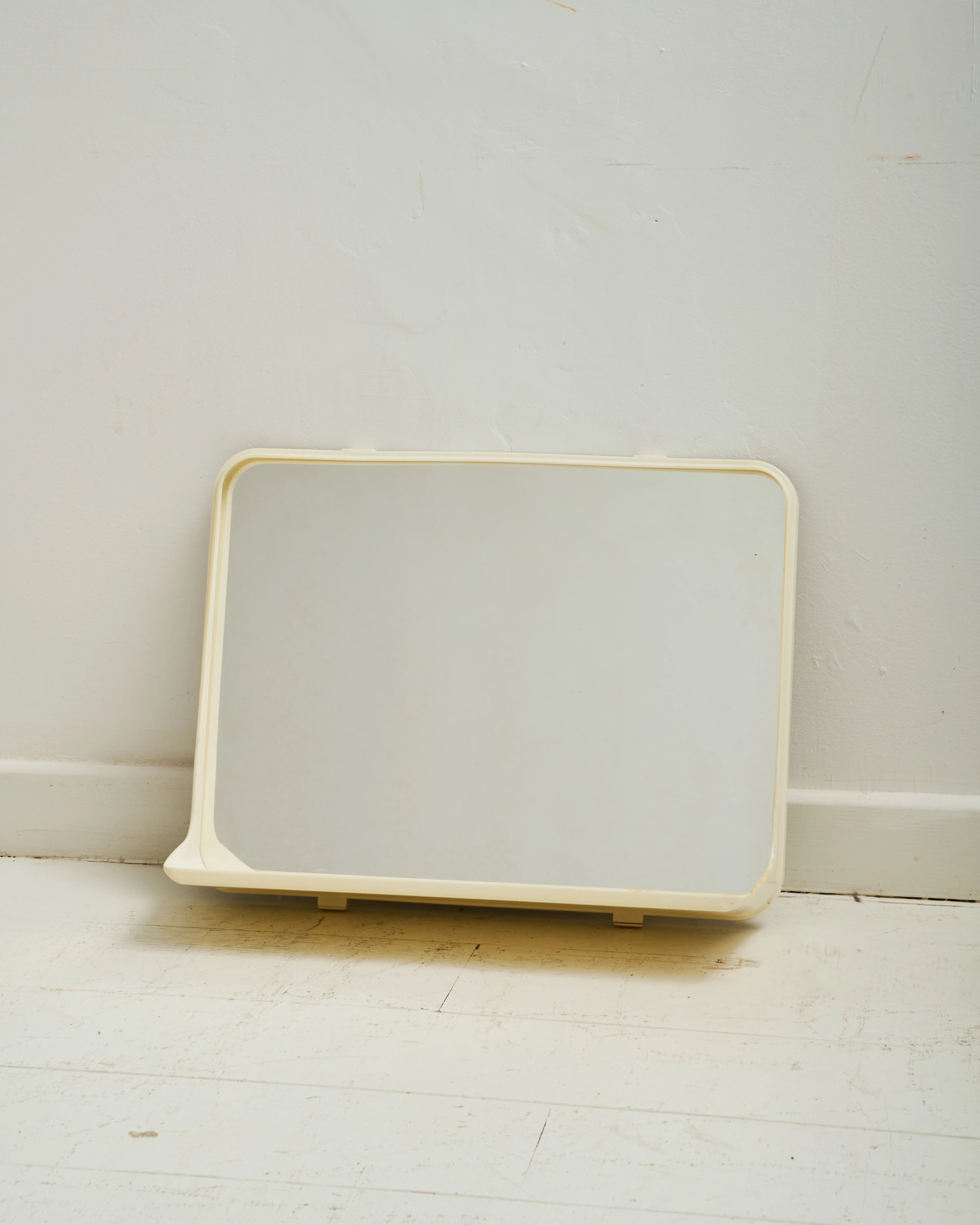 Miroir mural en plastique avec étagère intégrée, 1970s