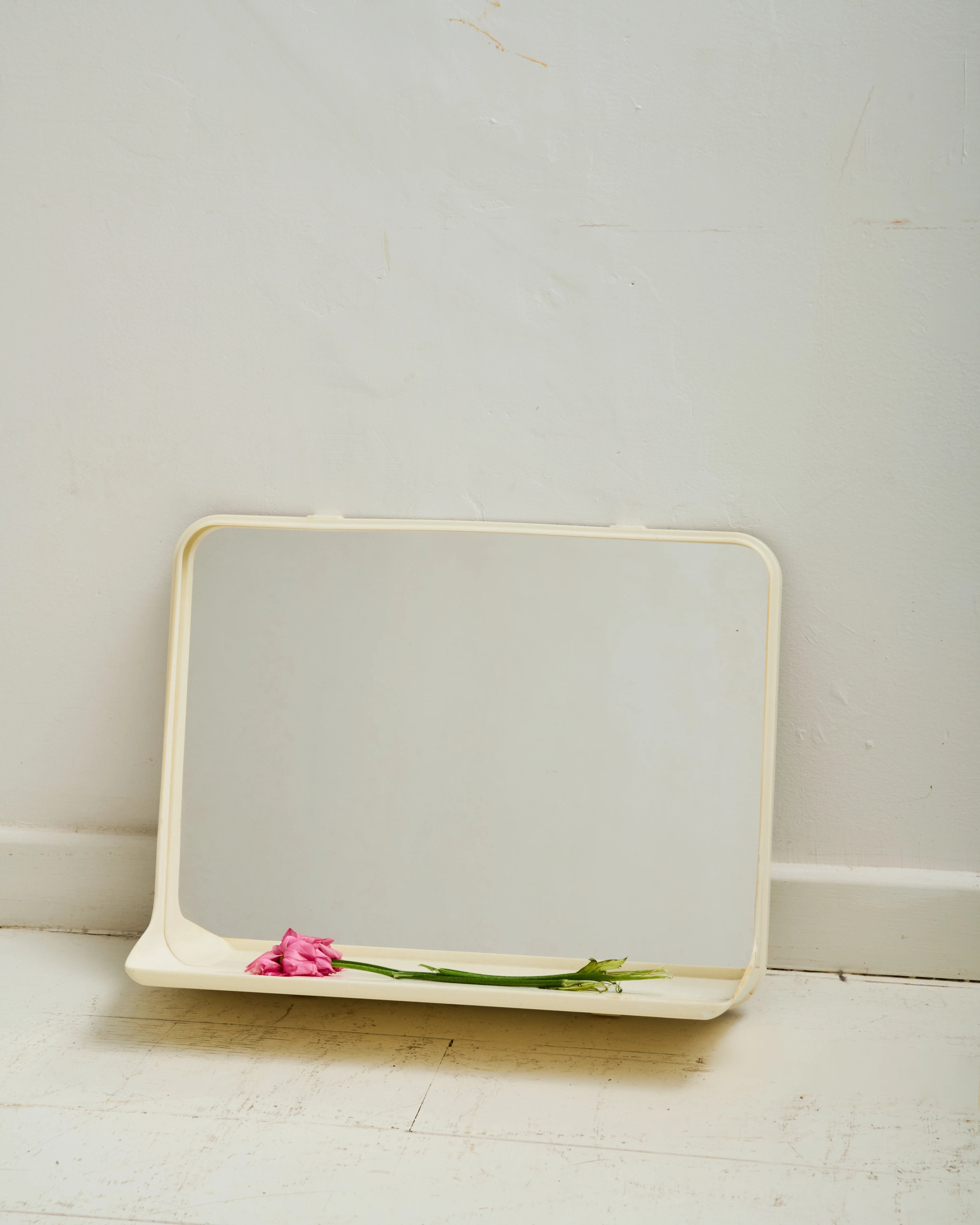 Miroir mural en plastique avec étagère intégrée, 1970s